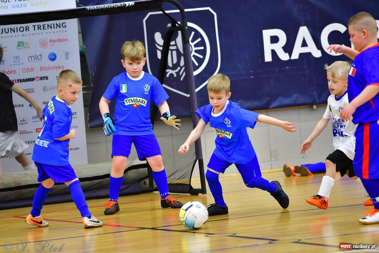 Zdjęcie w galerii na portalu naszraciborz.pl: Junior Futsal Cup. Zmagania skrzatów w hali OSiR Racibórz [FOTO] wiadomości z regionu