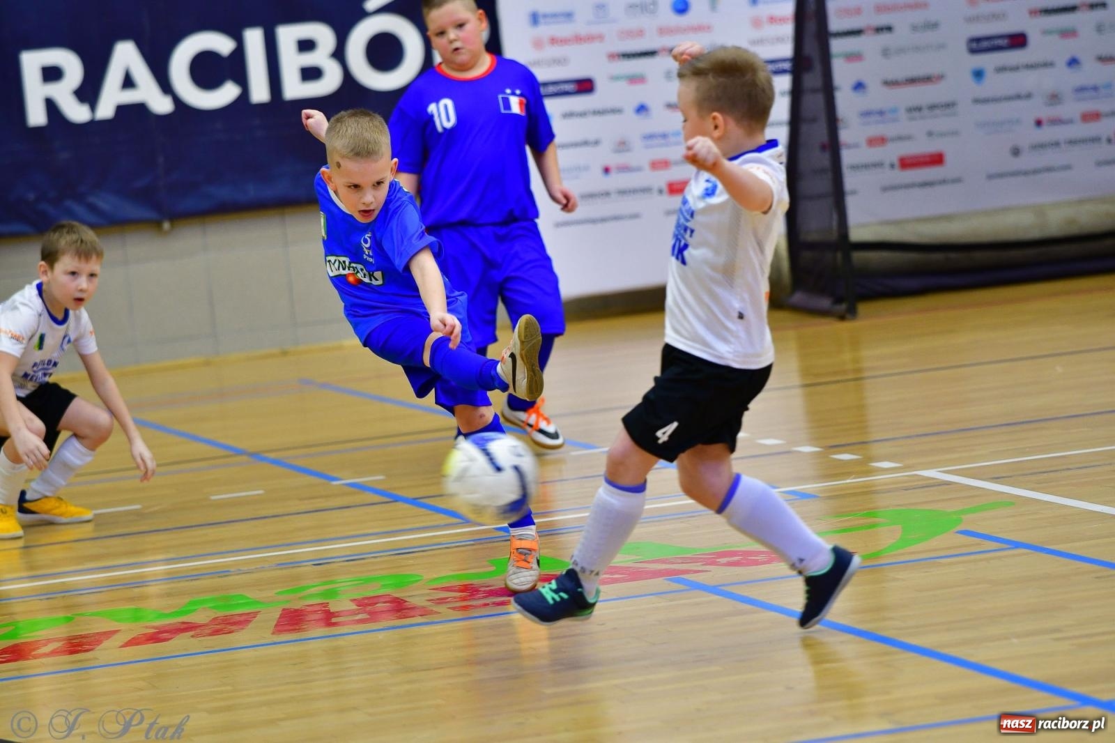 Zdjęcie w galerii na portalu naszraciborz.pl: Junior Futsal Cup. Zmagania skrzatów w hali OSiR Racibórz [FOTO] wiadomości z regionu