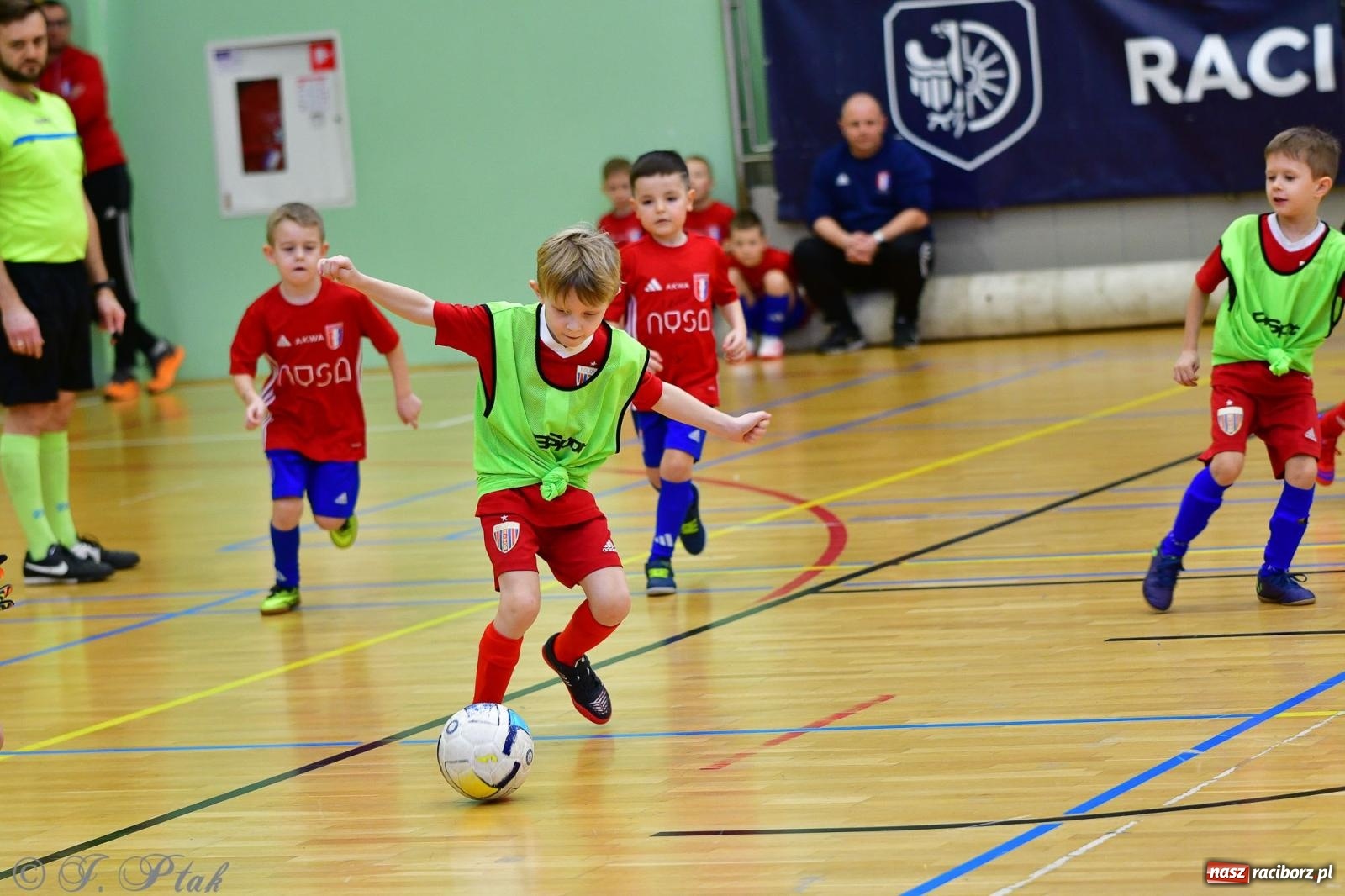 Zdjęcie w galerii na portalu naszraciborz.pl: Junior Futsal Cup. Zmagania skrzatów w hali OSiR Racibórz [FOTO] wiadomości z regionu