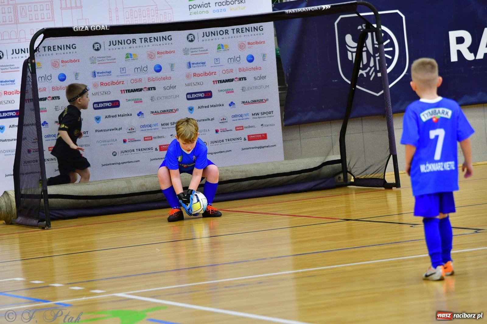 Zdjęcie w galerii na portalu naszraciborz.pl: Junior Futsal Cup. Zmagania skrzatów w hali OSiR Racibórz [FOTO] wiadomości z regionu