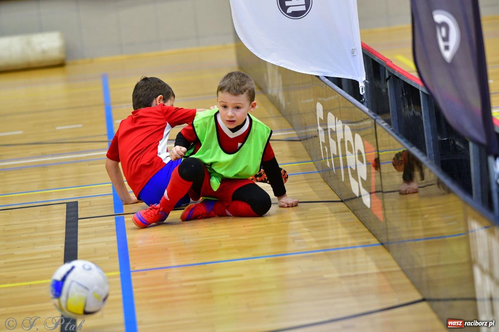 Zdjęcie w galerii na portalu naszraciborz.pl: Junior Futsal Cup. Zmagania skrzatów w hali OSiR Racibórz [FOTO] wiadomości z regionu