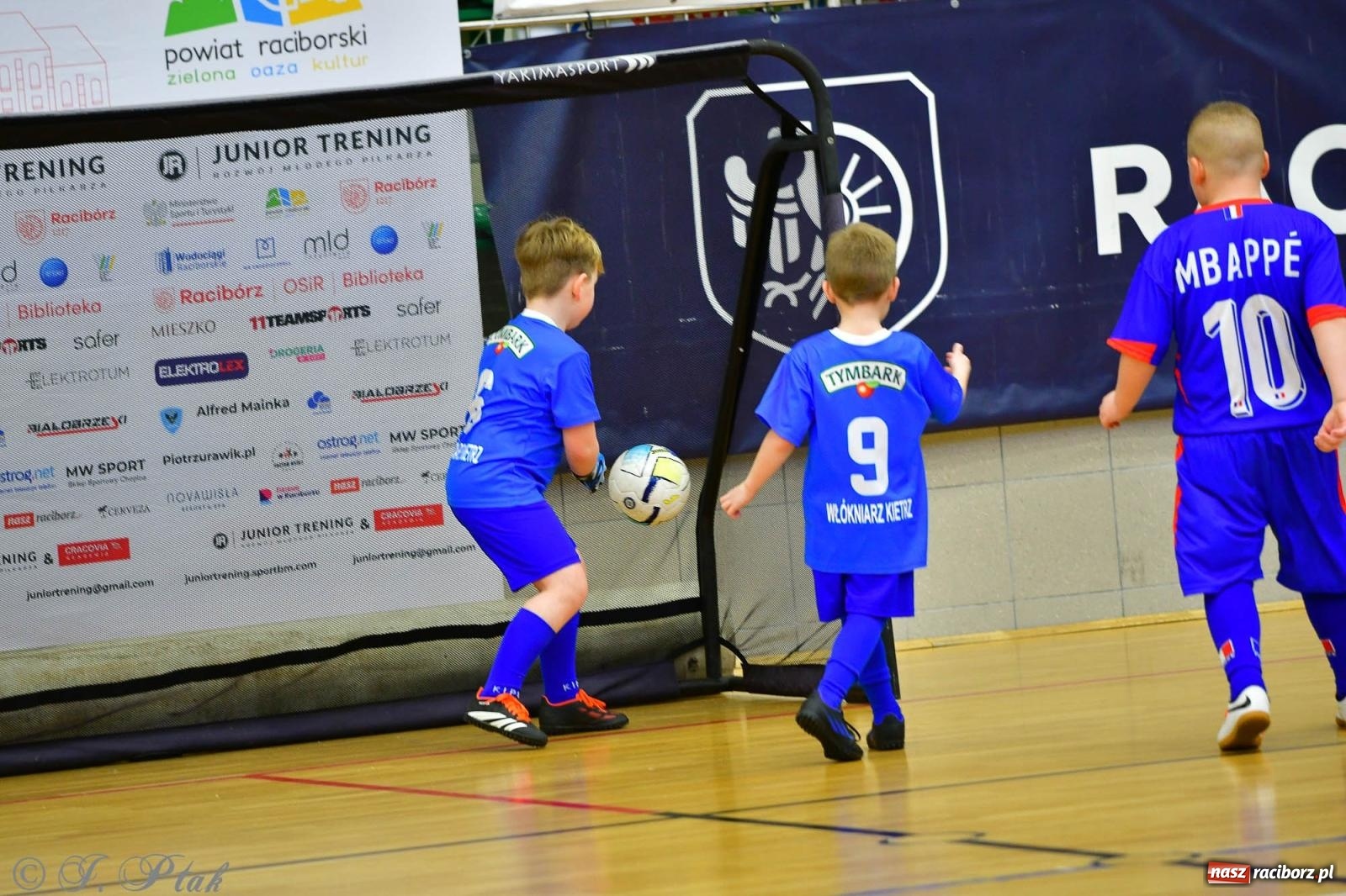 Zdjęcie w galerii na portalu naszraciborz.pl: Junior Futsal Cup. Zmagania skrzatów w hali OSiR Racibórz [FOTO] wiadomości z regionu