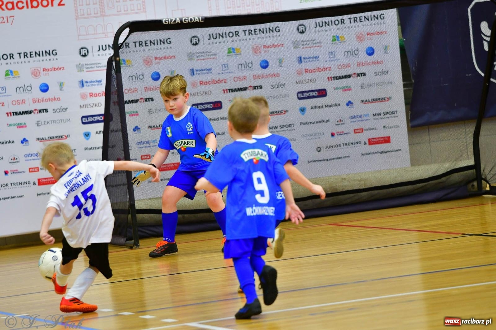 Zdjęcie w galerii na portalu naszraciborz.pl: Junior Futsal Cup. Zmagania skrzatów w hali OSiR Racibórz [FOTO] wiadomości z regionu