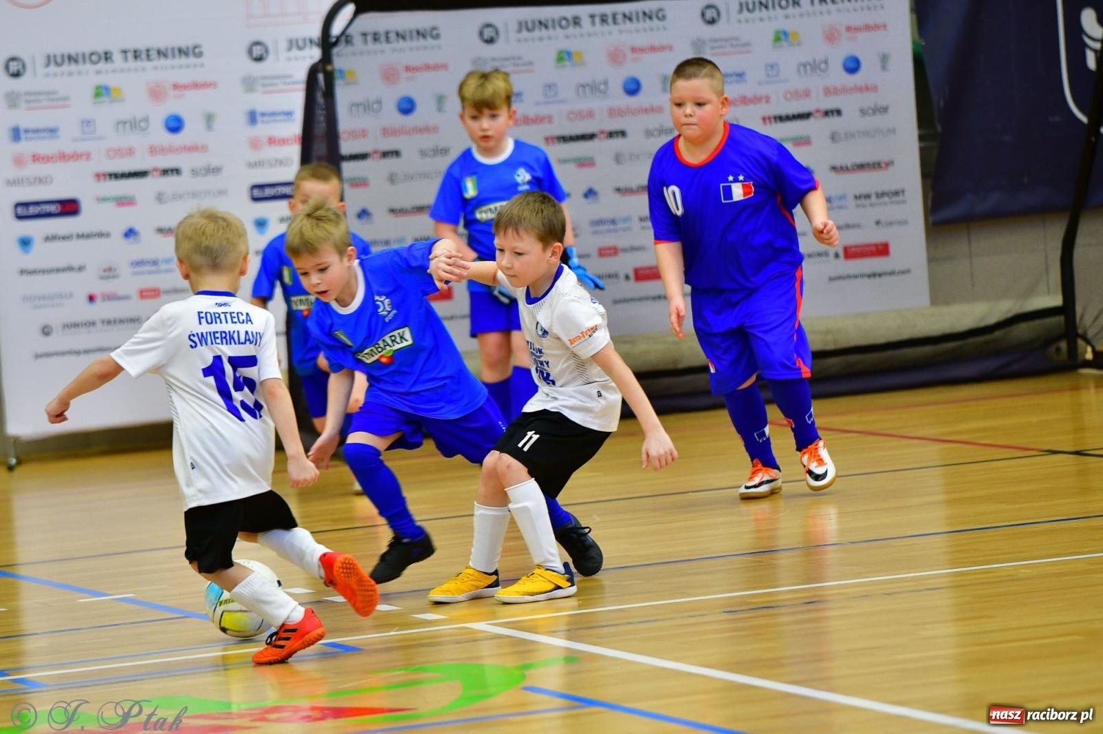 Zdjęcie w galerii na portalu naszraciborz.pl: Junior Futsal Cup. Zmagania skrzatów w hali OSiR Racibórz [FOTO] wiadomości z regionu