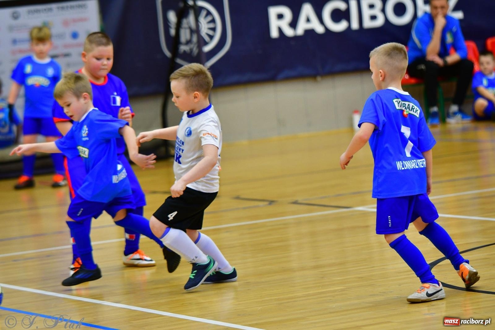 Zdjęcie w galerii na portalu naszraciborz.pl: Junior Futsal Cup. Zmagania skrzatów w hali OSiR Racibórz [FOTO] wiadomości z regionu