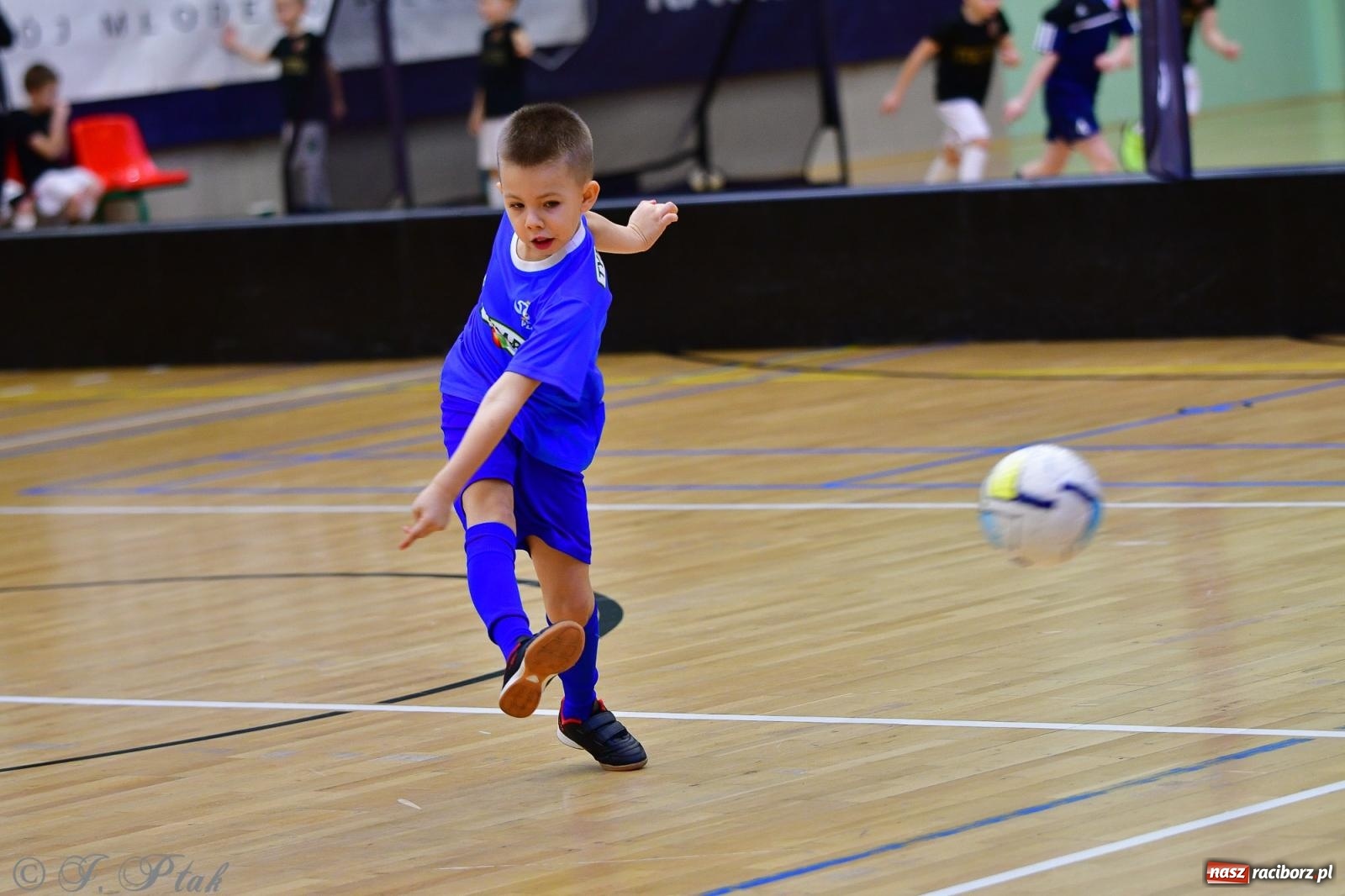 Zdjęcie w galerii na portalu naszraciborz.pl: Junior Futsal Cup. Zmagania skrzatów w hali OSiR Racibórz [FOTO] wiadomości z regionu