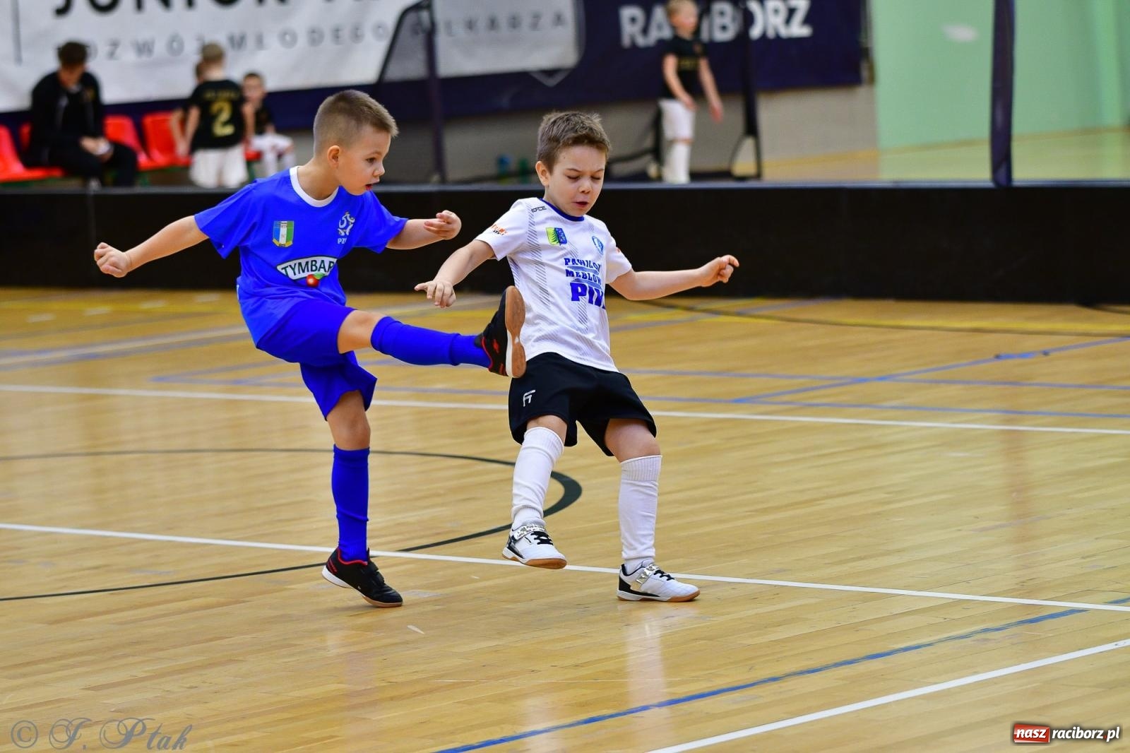 Zdjęcie w galerii na portalu naszraciborz.pl: Junior Futsal Cup. Zmagania skrzatów w hali OSiR Racibórz [FOTO] wiadomości z regionu