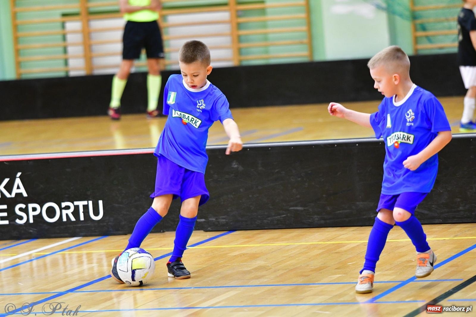 Zdjęcie w galerii na portalu naszraciborz.pl: Junior Futsal Cup. Zmagania skrzatów w hali OSiR Racibórz [FOTO] wiadomości z regionu