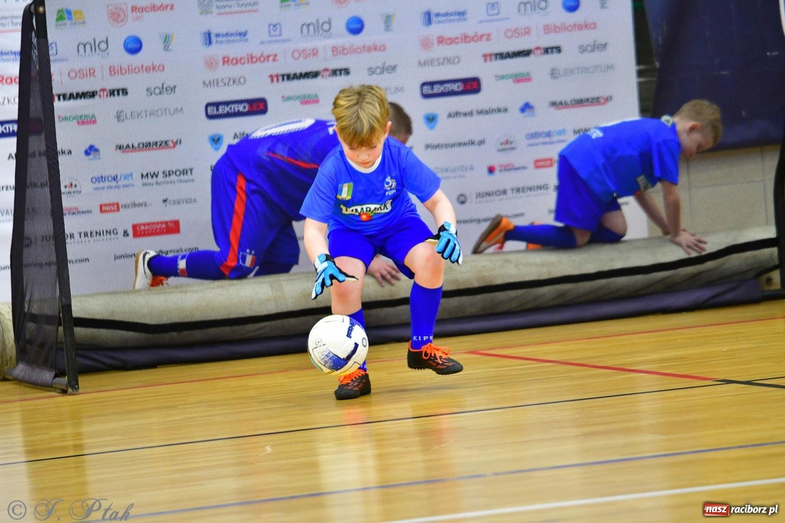 Zdjęcie w galerii na portalu naszraciborz.pl: Junior Futsal Cup. Zmagania skrzatów w hali OSiR Racibórz [FOTO] wiadomości z regionu