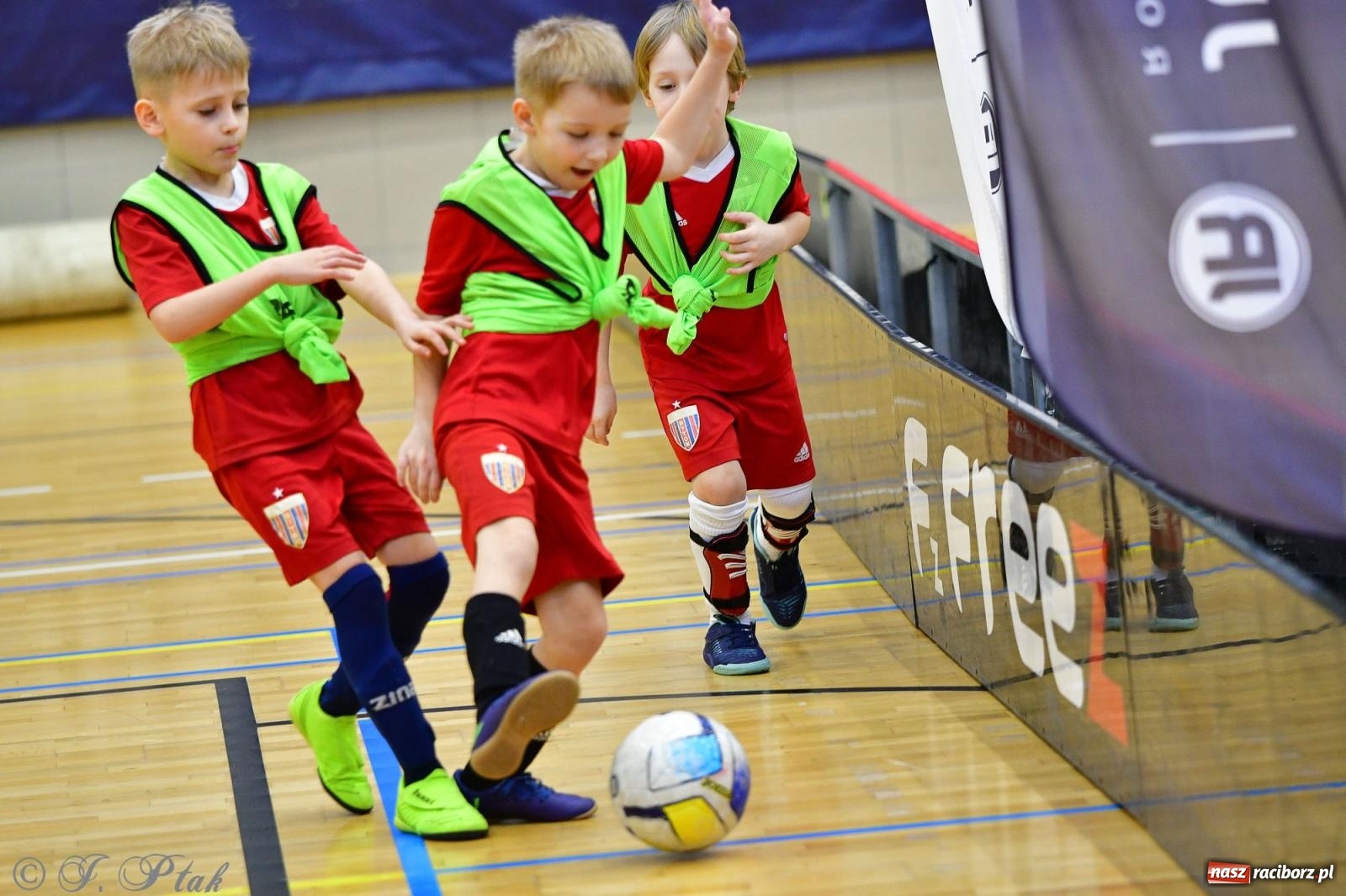 Zdjęcie w galerii na portalu naszraciborz.pl: Junior Futsal Cup. Zmagania skrzatów w hali OSiR Racibórz [FOTO] wiadomości z regionu