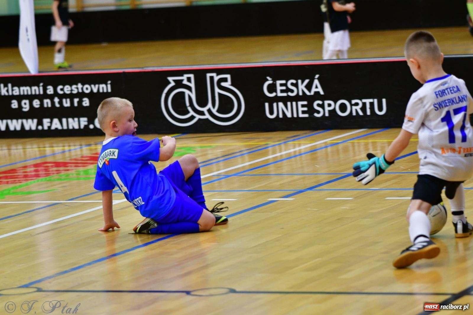 Zdjęcie w galerii na portalu naszraciborz.pl: Junior Futsal Cup. Zmagania skrzatów w hali OSiR Racibórz [FOTO] wiadomości z regionu