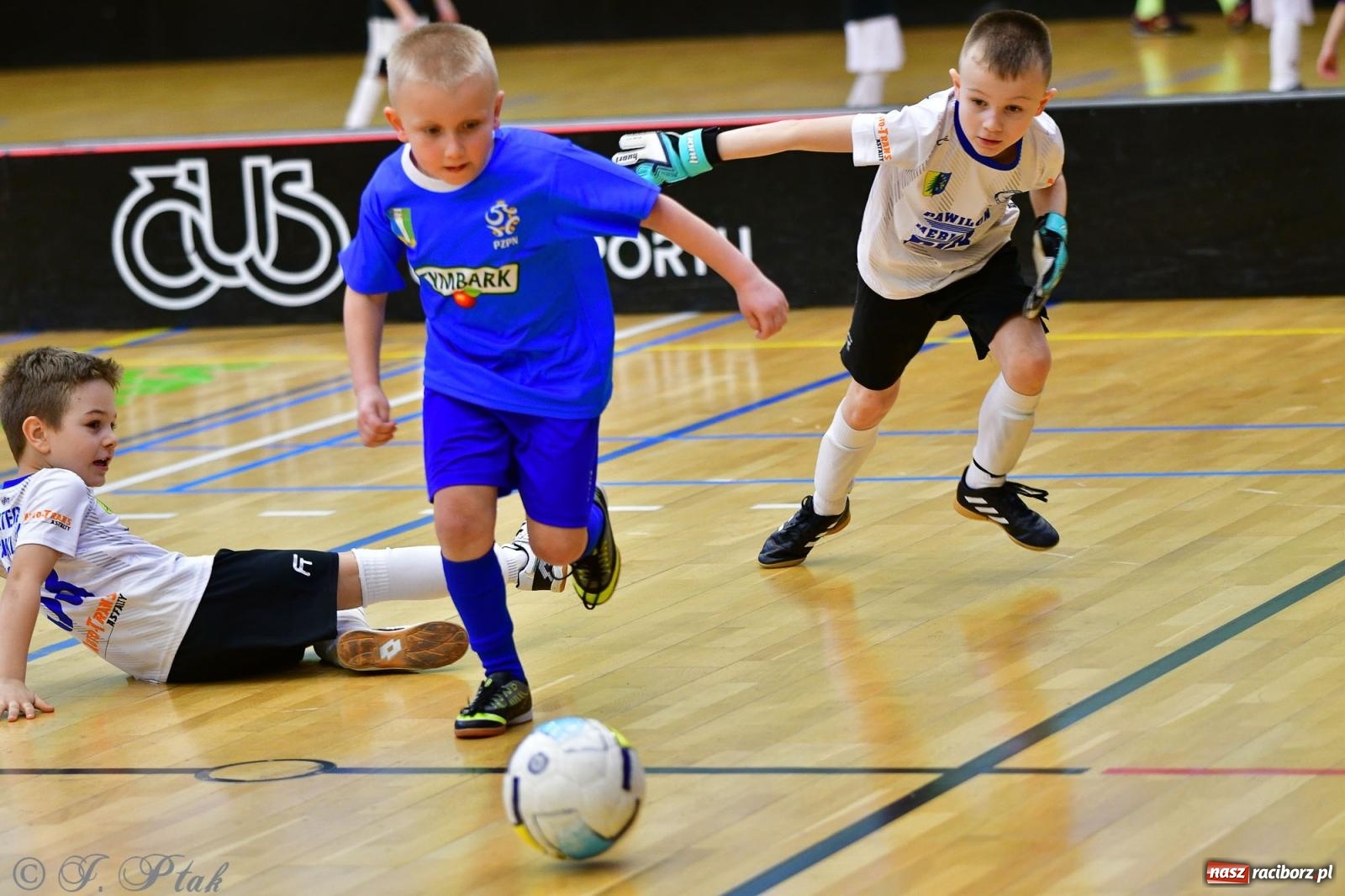 Zdjęcie w galerii na portalu naszraciborz.pl: Junior Futsal Cup. Zmagania skrzatów w hali OSiR Racibórz [FOTO] wiadomości z regionu