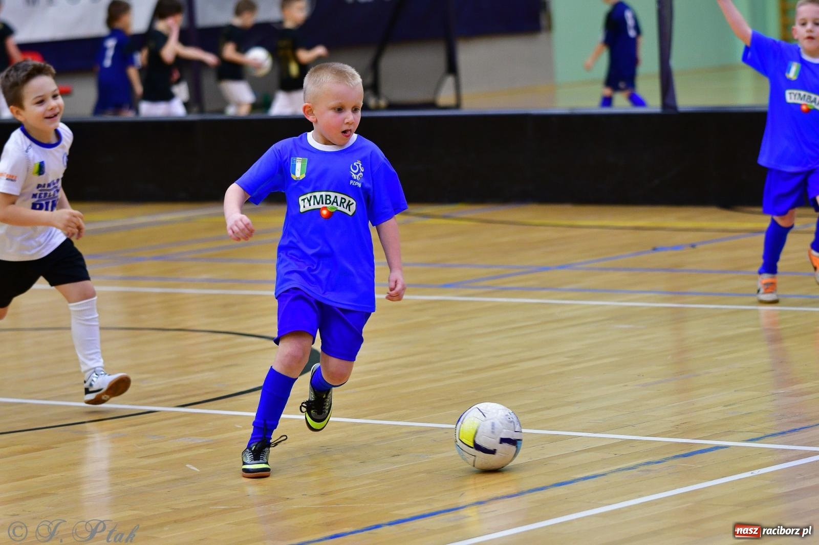 Zdjęcie w galerii na portalu naszraciborz.pl: Junior Futsal Cup. Zmagania skrzatów w hali OSiR Racibórz [FOTO] wiadomości z regionu