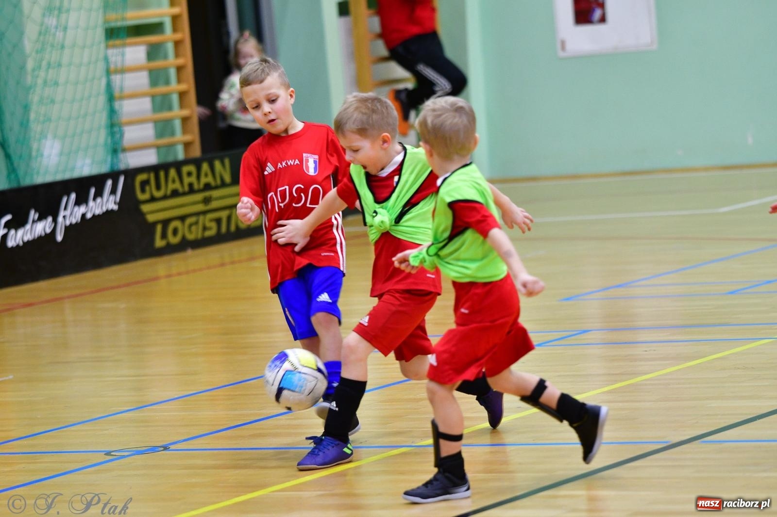 Zdjęcie w galerii na portalu naszraciborz.pl: Junior Futsal Cup. Zmagania skrzatów w hali OSiR Racibórz [FOTO] wiadomości z regionu