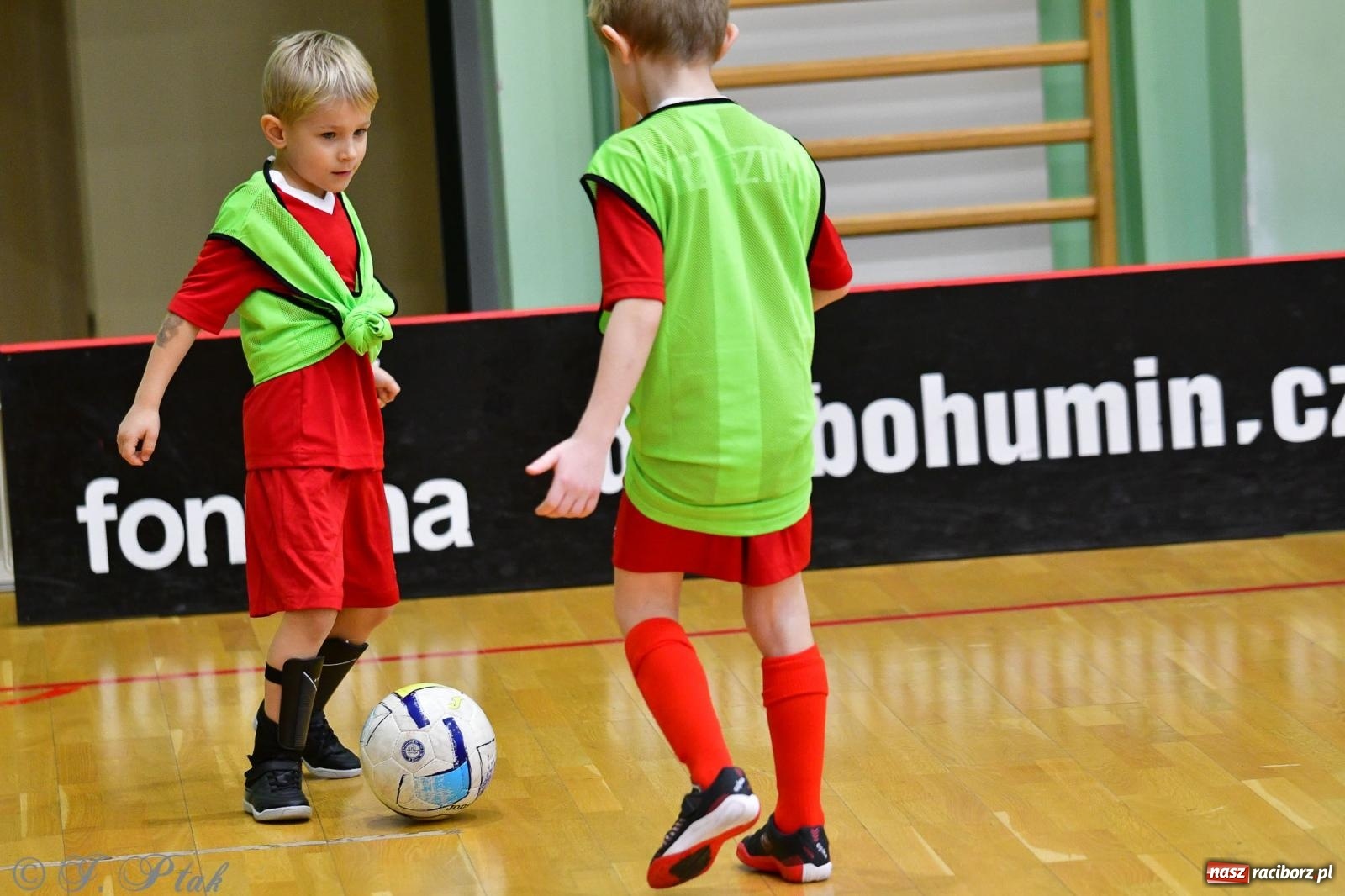 Zdjęcie w galerii na portalu naszraciborz.pl: Junior Futsal Cup. Zmagania skrzatów w hali OSiR Racibórz [FOTO] wiadomości z regionu