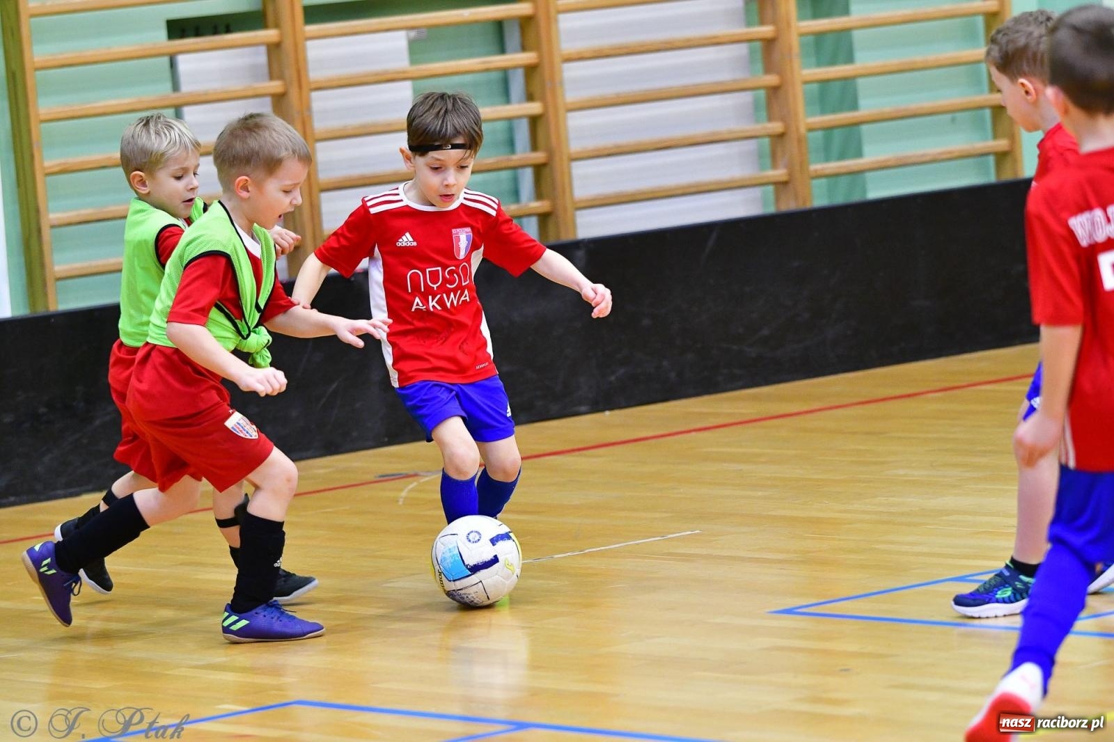Zdjęcie w galerii na portalu naszraciborz.pl: Junior Futsal Cup. Zmagania skrzatów w hali OSiR Racibórz [FOTO] wiadomości z regionu