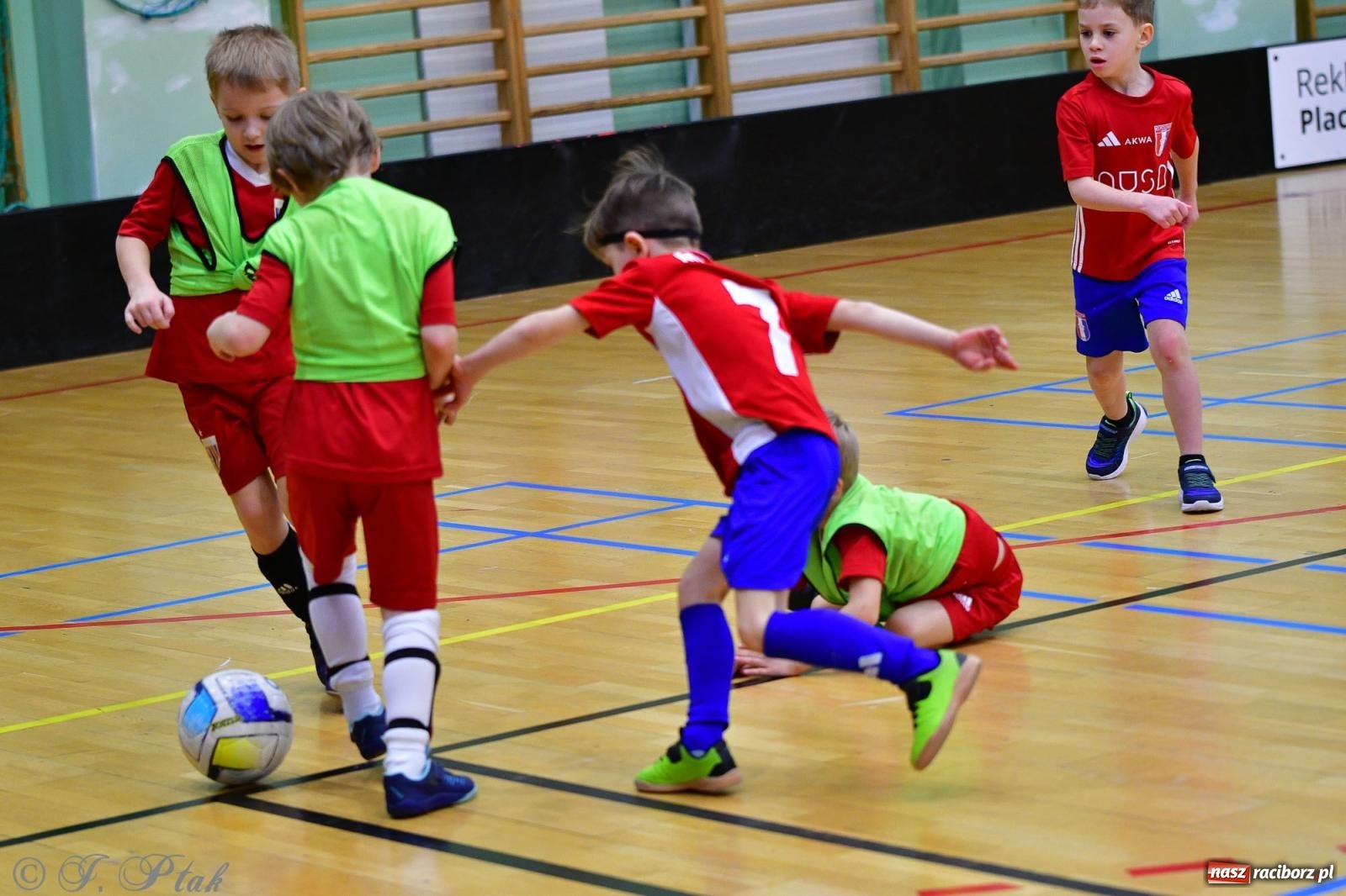 Zdjęcie w galerii na portalu naszraciborz.pl: Junior Futsal Cup. Zmagania skrzatów w hali OSiR Racibórz [FOTO] wiadomości z regionu