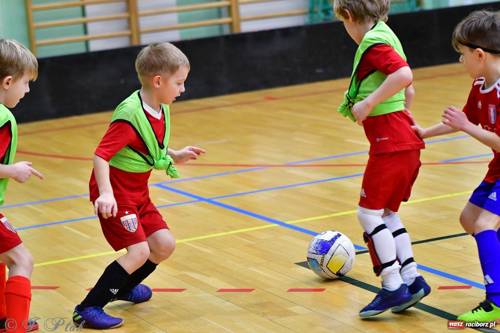 Zdjęcie w galerii na portalu naszraciborz.pl: Junior Futsal Cup. Zmagania skrzatów w hali OSiR Racibórz [FOTO] wiadomości z regionu