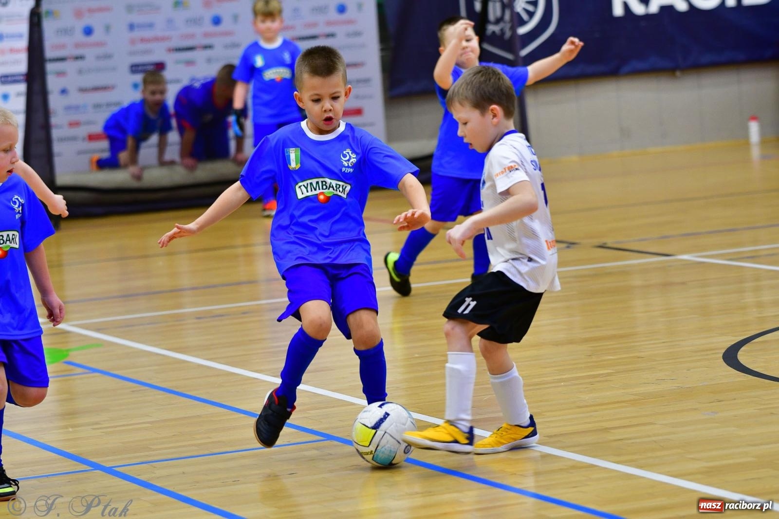 Zdjęcie w galerii na portalu naszraciborz.pl: Junior Futsal Cup. Zmagania skrzatów w hali OSiR Racibórz [FOTO] wiadomości z regionu