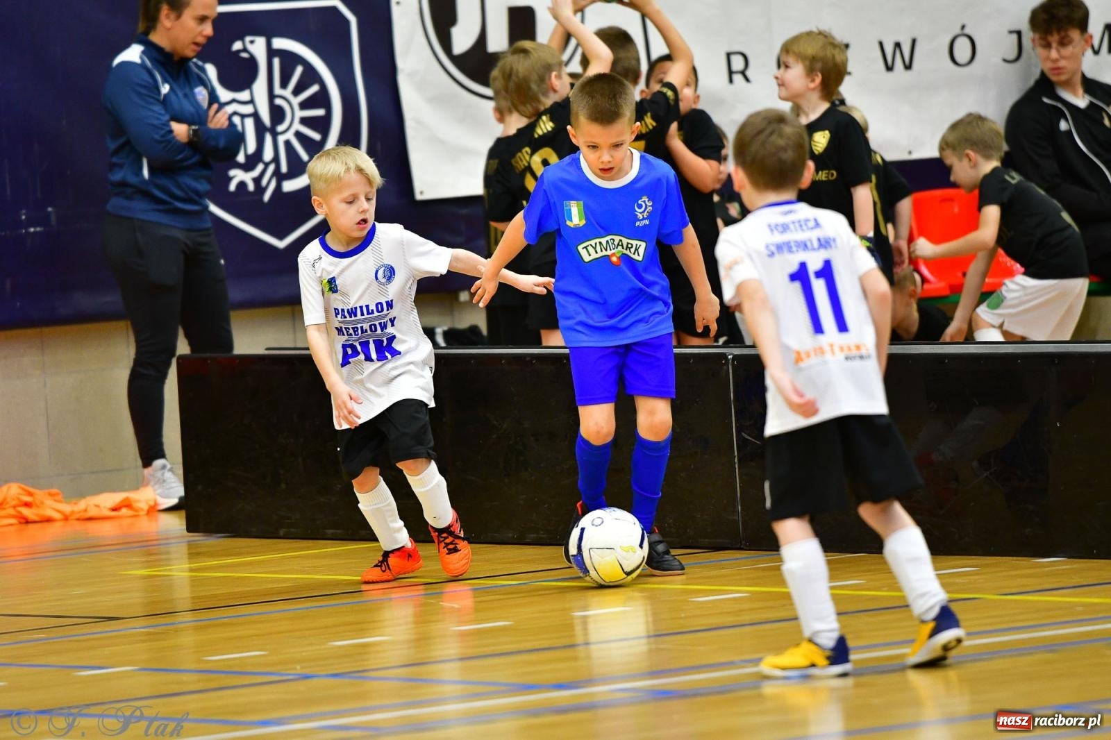Zdjęcie w galerii na portalu naszraciborz.pl: Junior Futsal Cup. Zmagania skrzatów w hali OSiR Racibórz [FOTO] wiadomości z regionu