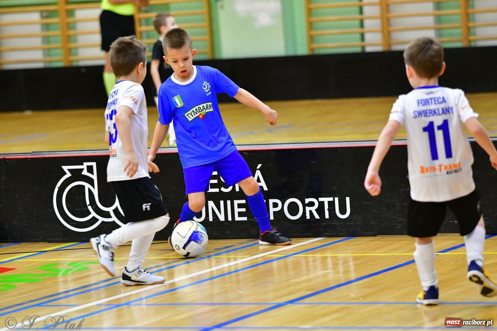 Zdjęcie w galerii na portalu naszraciborz.pl: Junior Futsal Cup. Zmagania skrzatów w hali OSiR Racibórz [FOTO] wiadomości z regionu