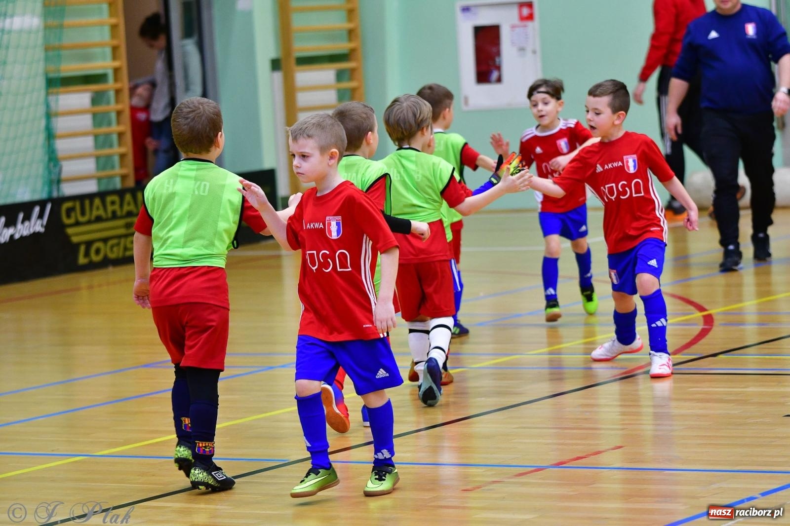Zdjęcie w galerii na portalu naszraciborz.pl: Junior Futsal Cup. Zmagania skrzatów w hali OSiR Racibórz [FOTO] wiadomości z regionu