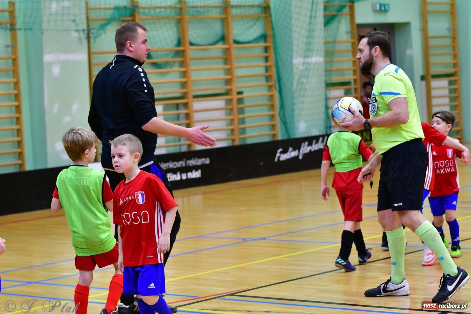 Zdjęcie w galerii na portalu naszraciborz.pl: Junior Futsal Cup. Zmagania skrzatów w hali OSiR Racibórz [FOTO] wiadomości z regionu