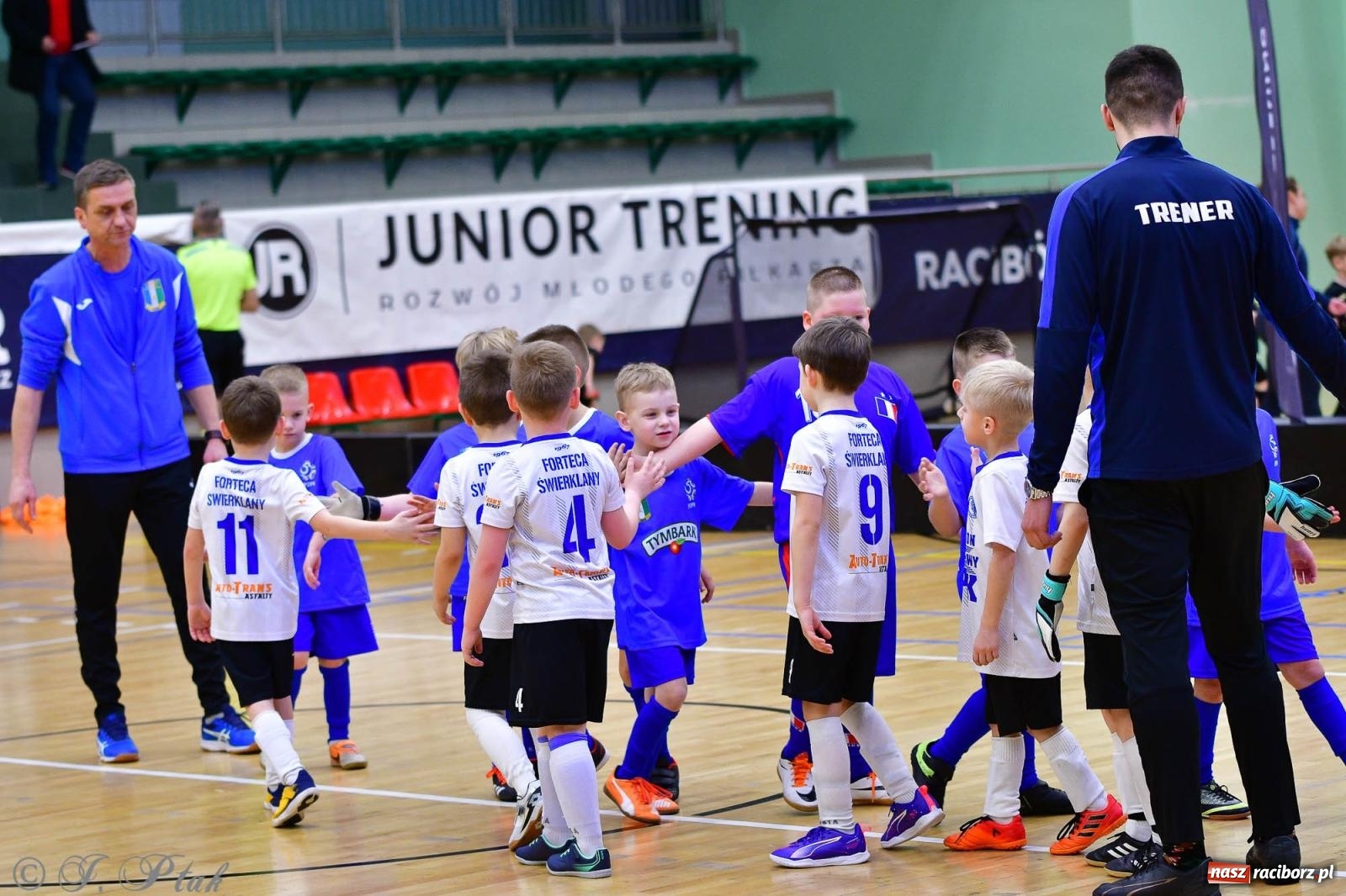 Zdjęcie w galerii na portalu naszraciborz.pl: Junior Futsal Cup. Zmagania skrzatów w hali OSiR Racibórz [FOTO] wiadomości z regionu