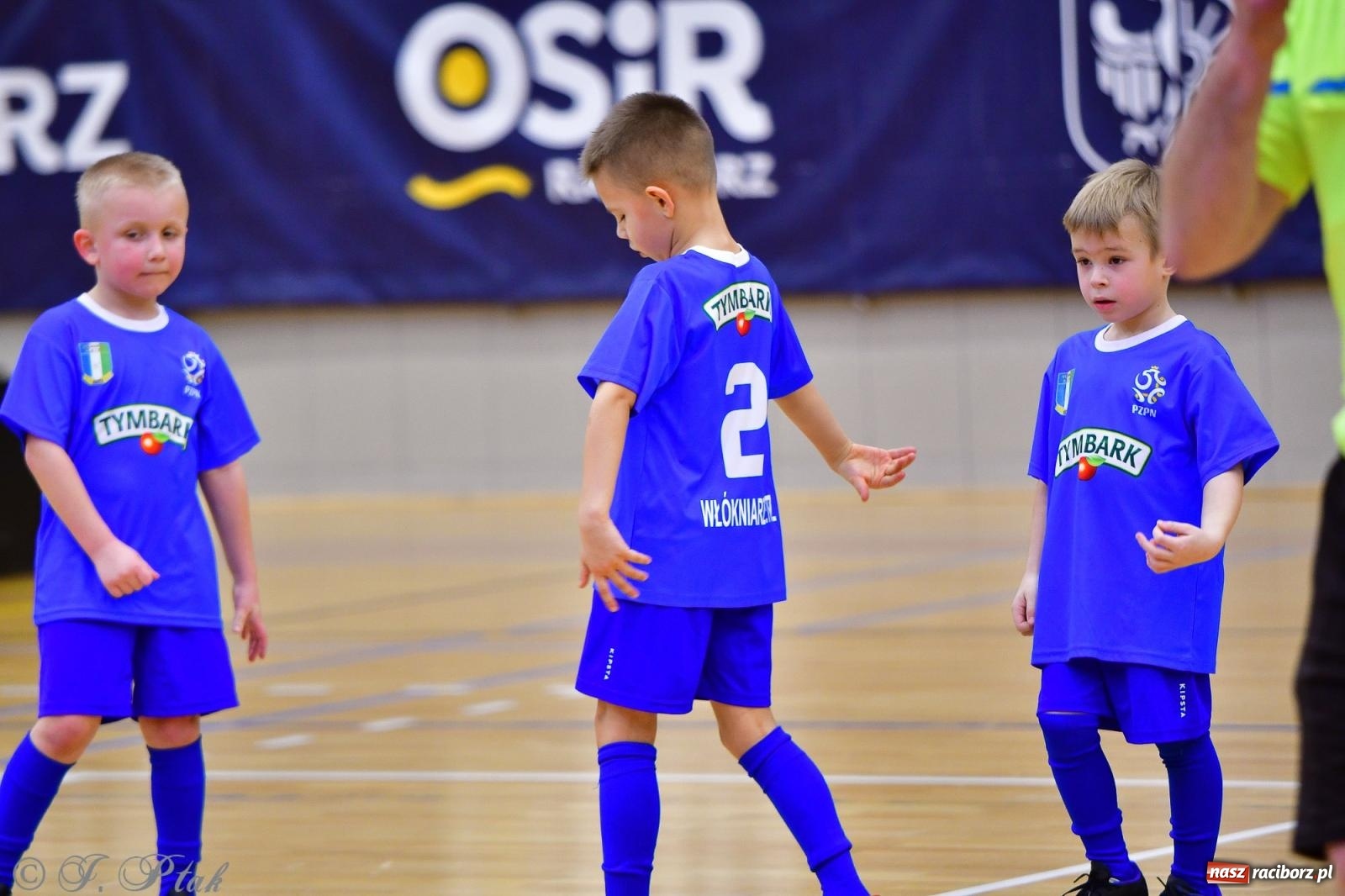 Zdjęcie w galerii na portalu naszraciborz.pl: Junior Futsal Cup. Zmagania skrzatów w hali OSiR Racibórz [FOTO] wiadomości z regionu