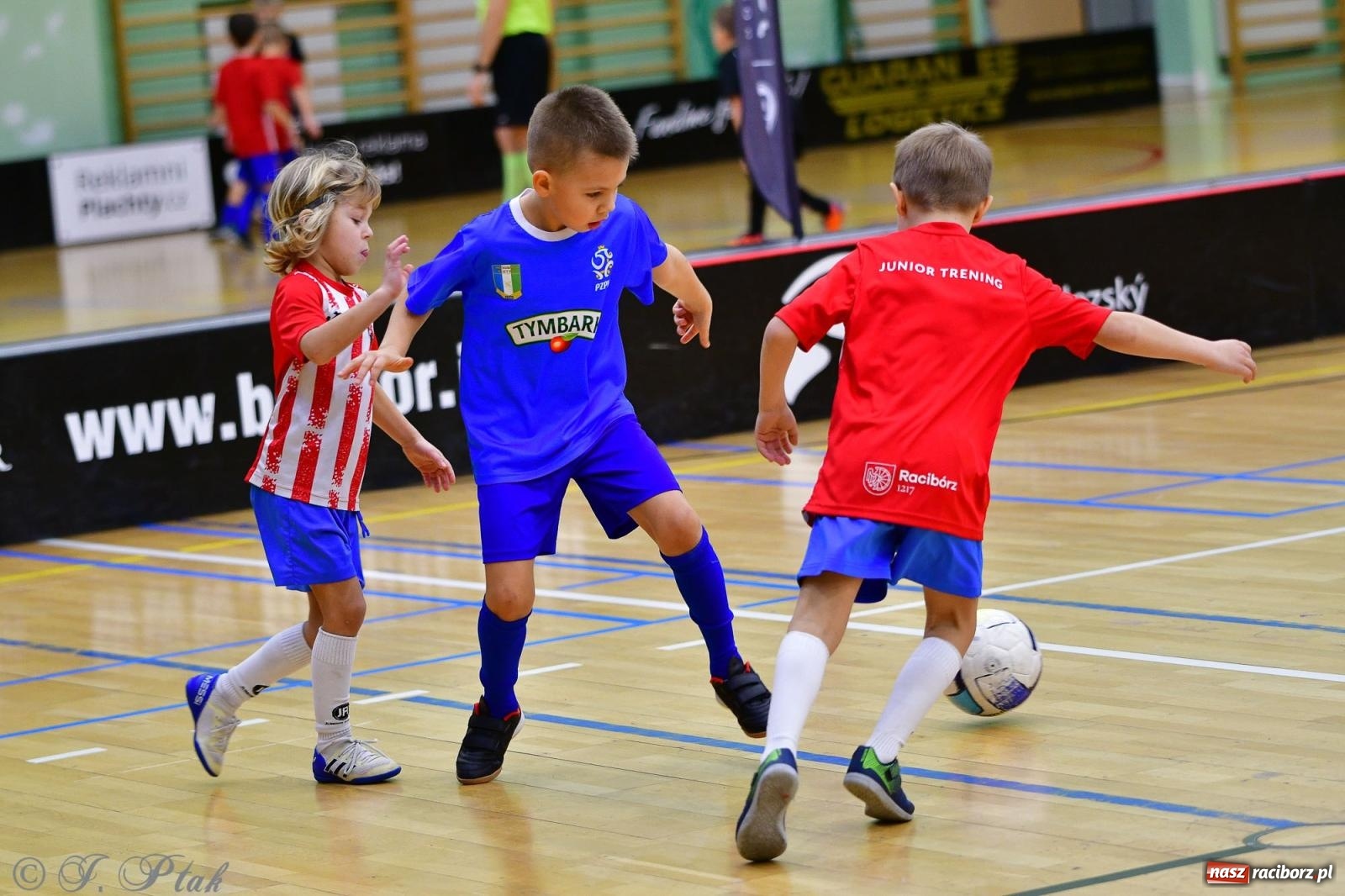 Zdjęcie w galerii na portalu naszraciborz.pl: Junior Futsal Cup. Zmagania skrzatów w hali OSiR Racibórz [FOTO] wiadomości z regionu