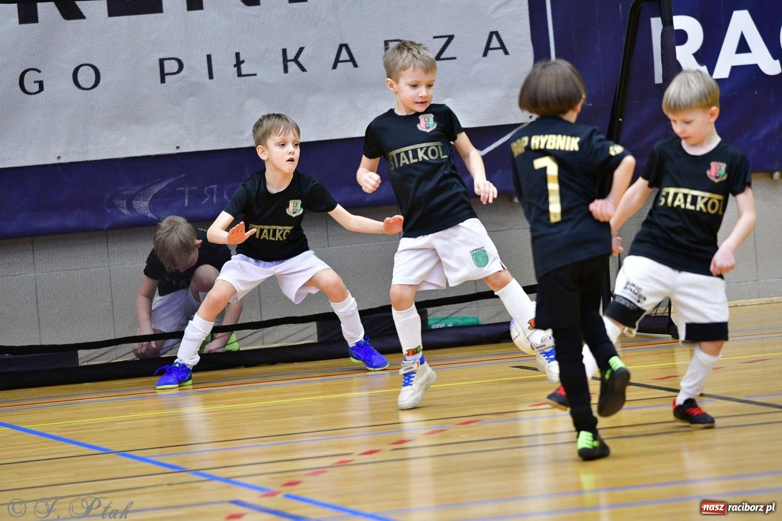 Zdjęcie w galerii na portalu naszraciborz.pl: Junior Futsal Cup. Zmagania skrzatów w hali OSiR Racibórz [FOTO] wiadomości z regionu