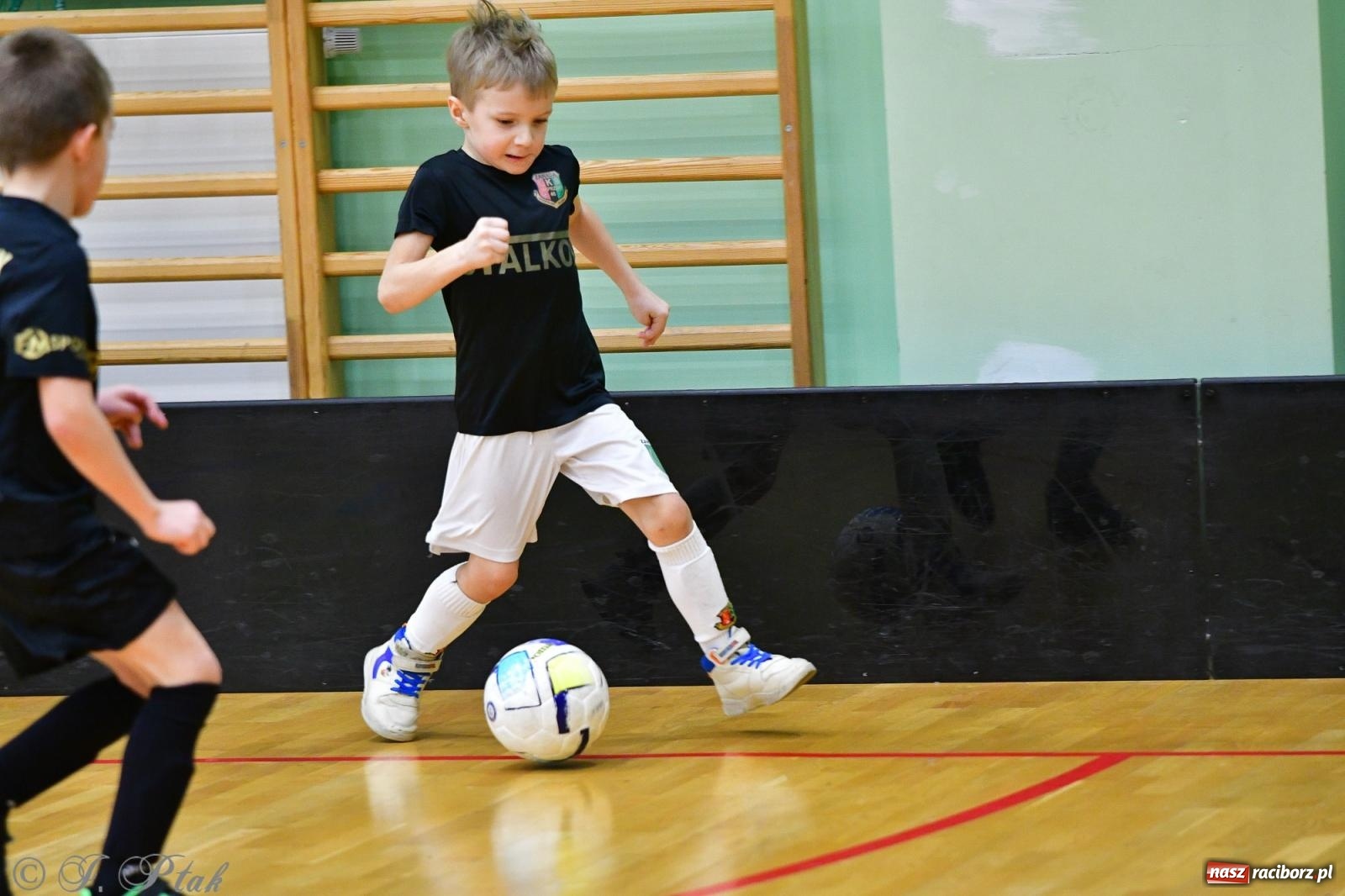 Zdjęcie w galerii na portalu naszraciborz.pl: Junior Futsal Cup. Zmagania skrzatów w hali OSiR Racibórz [FOTO] wiadomości z regionu