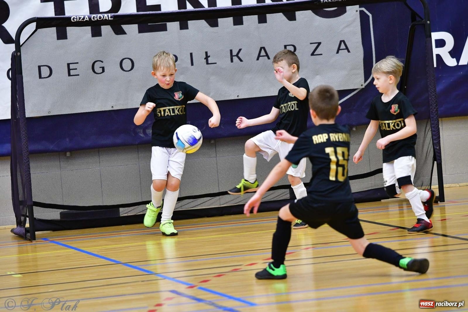 Zdjęcie w galerii na portalu naszraciborz.pl: Junior Futsal Cup. Zmagania skrzatów w hali OSiR Racibórz [FOTO] wiadomości z regionu