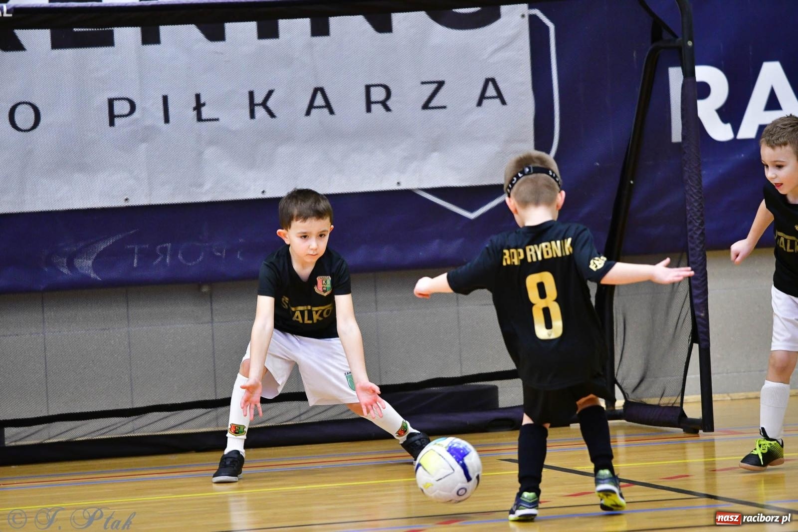Zdjęcie w galerii na portalu naszraciborz.pl: Junior Futsal Cup. Zmagania skrzatów w hali OSiR Racibórz [FOTO] wiadomości z regionu
