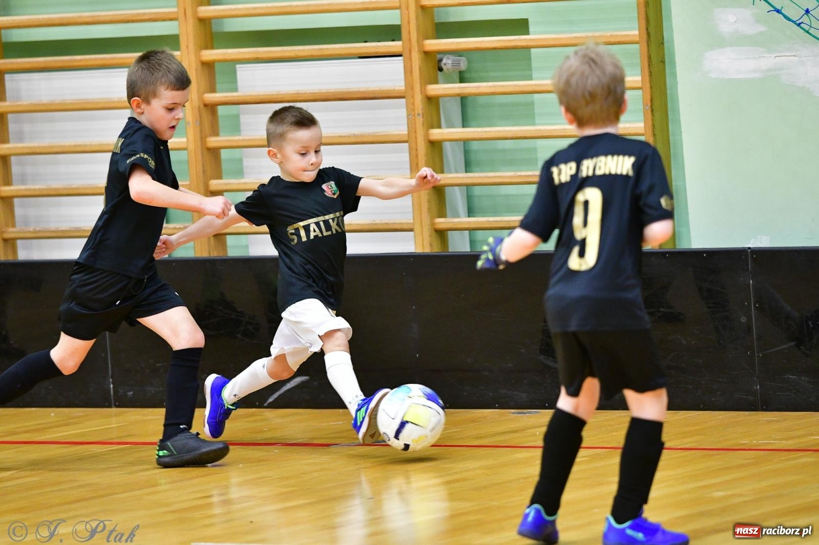 Zdjęcie w galerii na portalu naszraciborz.pl: Junior Futsal Cup. Zmagania skrzatów w hali OSiR Racibórz [FOTO] wiadomości z regionu