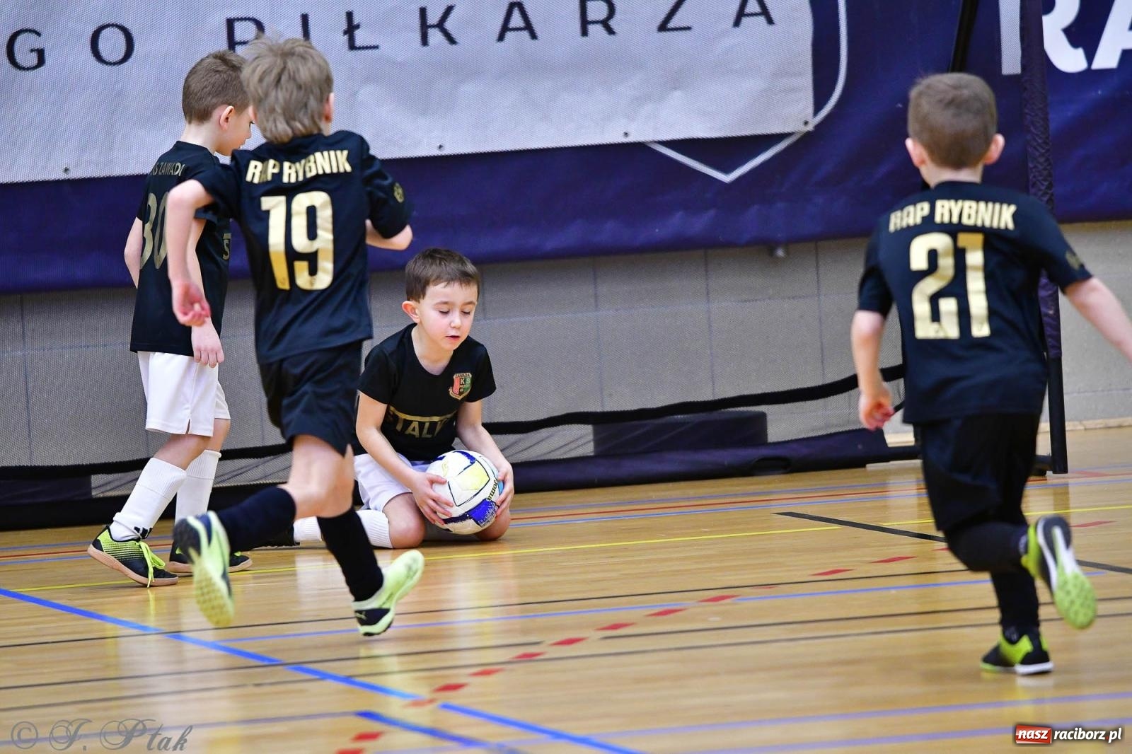 Zdjęcie w galerii na portalu naszraciborz.pl: Junior Futsal Cup. Zmagania skrzatów w hali OSiR Racibórz [FOTO] wiadomości z regionu