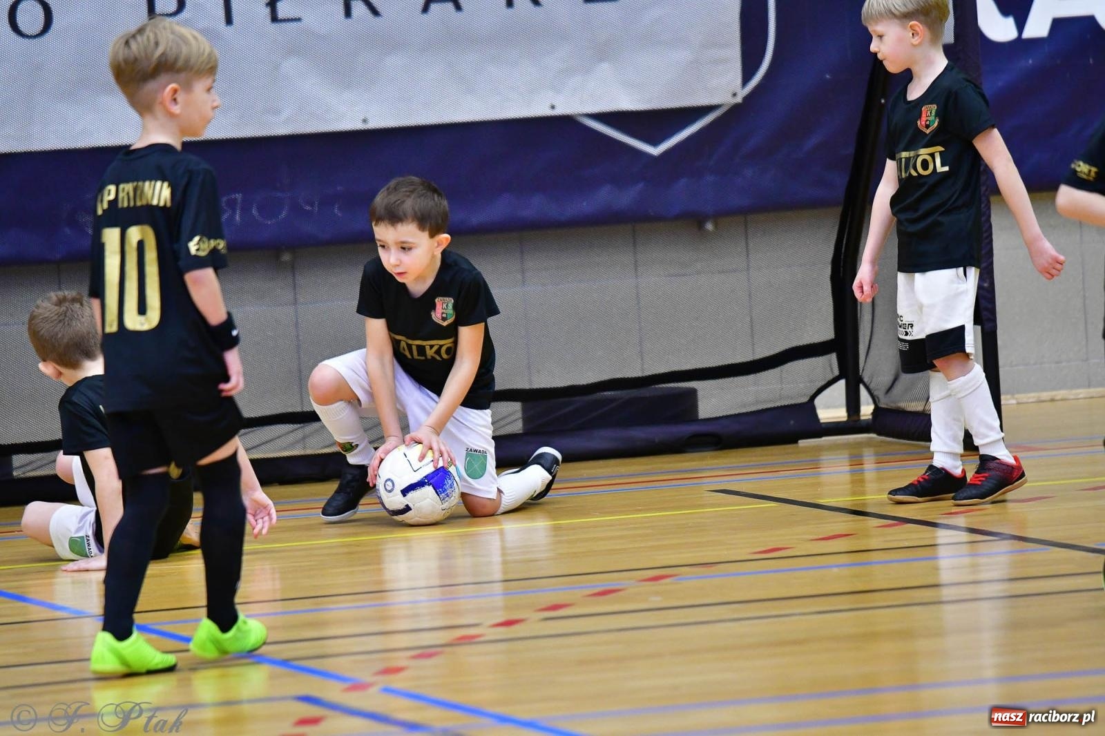 Zdjęcie w galerii na portalu naszraciborz.pl: Junior Futsal Cup. Zmagania skrzatów w hali OSiR Racibórz [FOTO] wiadomości z regionu