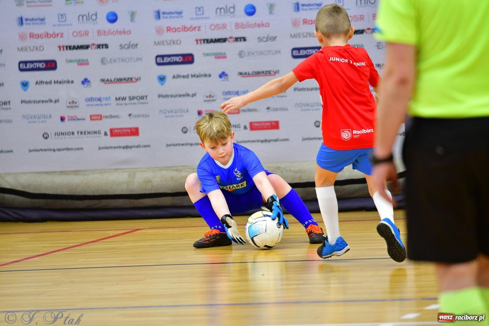 Zdjęcie w galerii na portalu naszraciborz.pl: Junior Futsal Cup. Zmagania skrzatów w hali OSiR Racibórz [FOTO] wiadomości z regionu