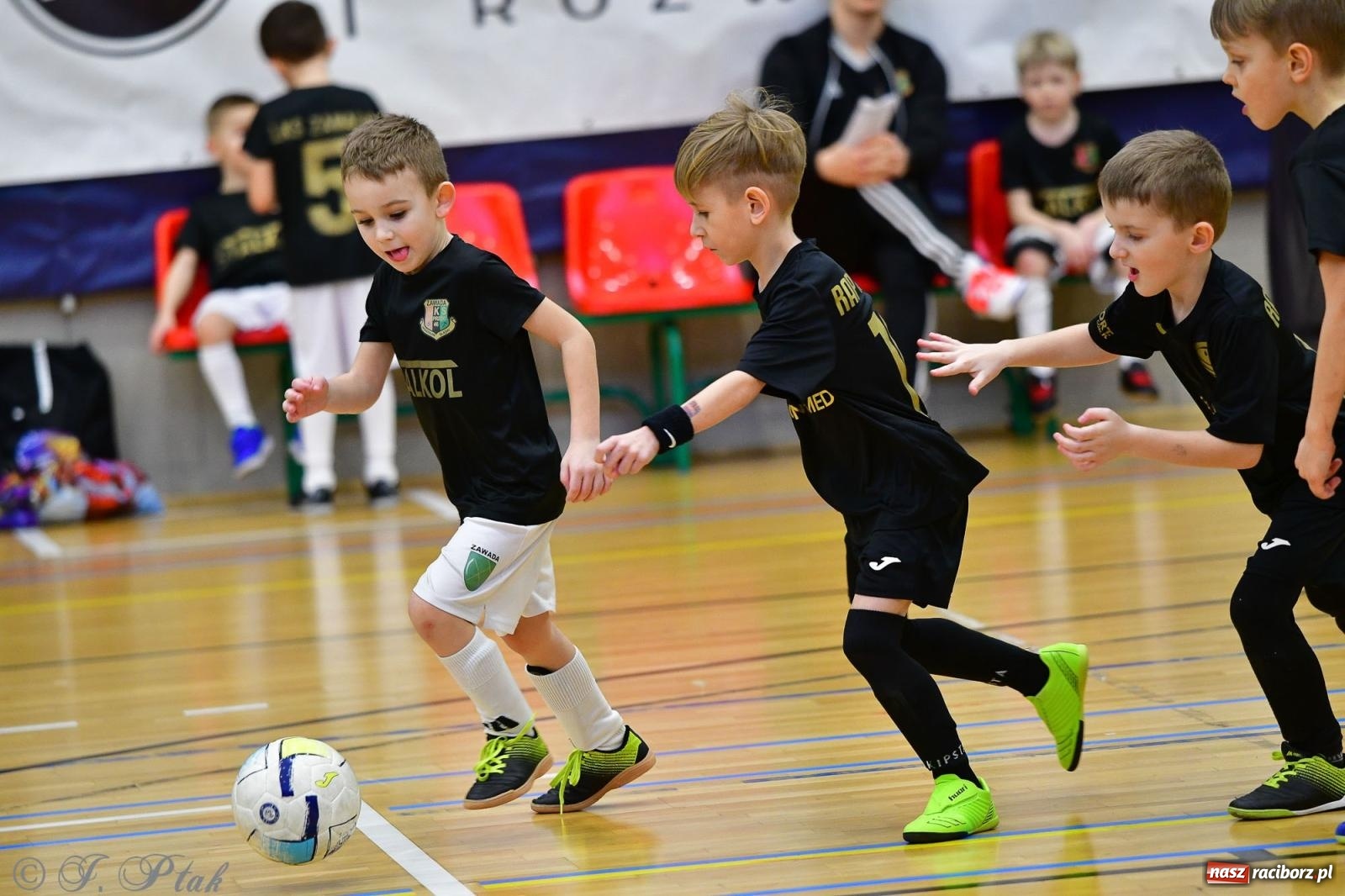 Zdjęcie w galerii na portalu naszraciborz.pl: Junior Futsal Cup. Zmagania skrzatów w hali OSiR Racibórz [FOTO] wiadomości z regionu