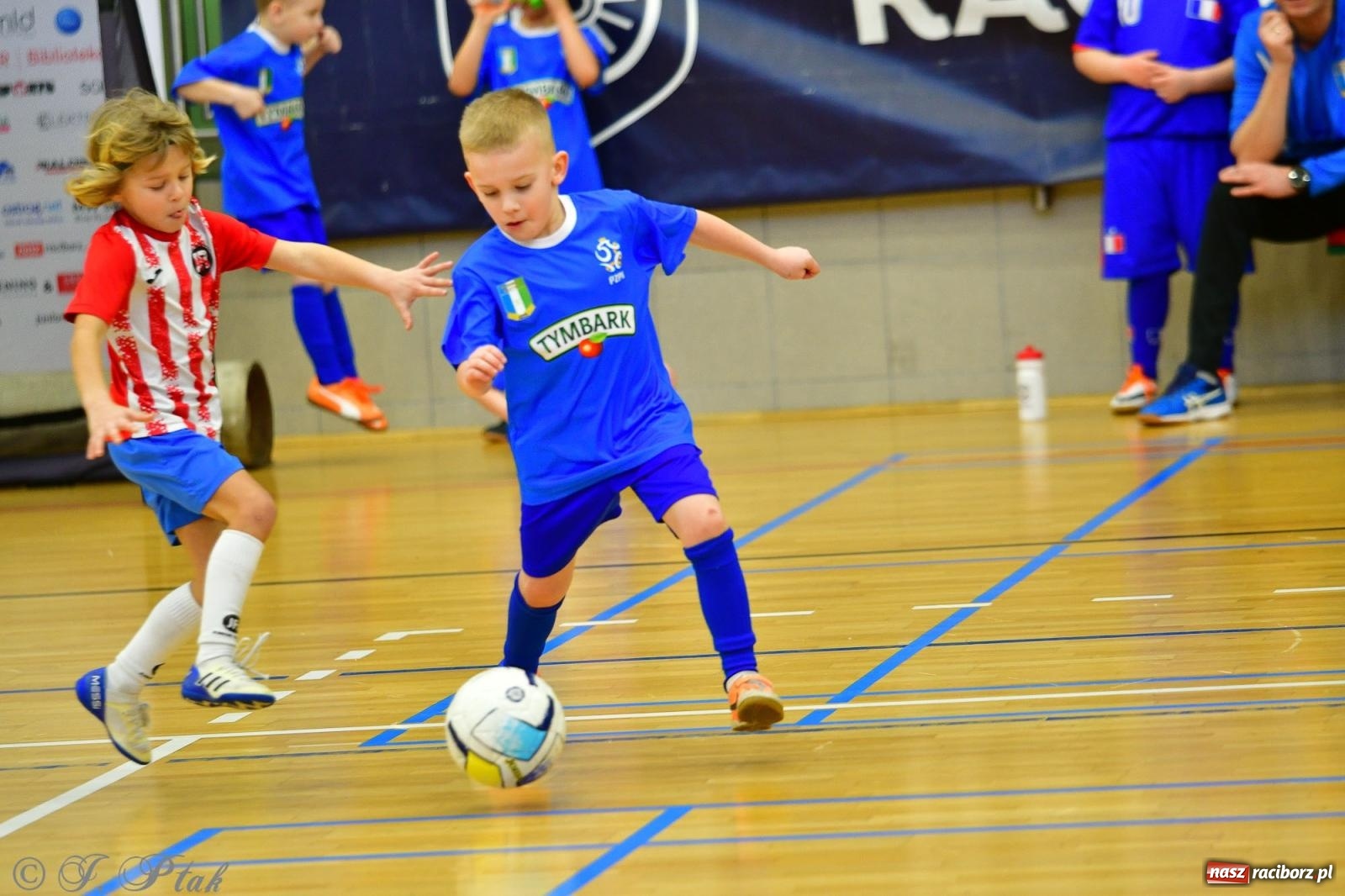 Zdjęcie w galerii na portalu naszraciborz.pl: Junior Futsal Cup. Zmagania skrzatów w hali OSiR Racibórz [FOTO] wiadomości z regionu