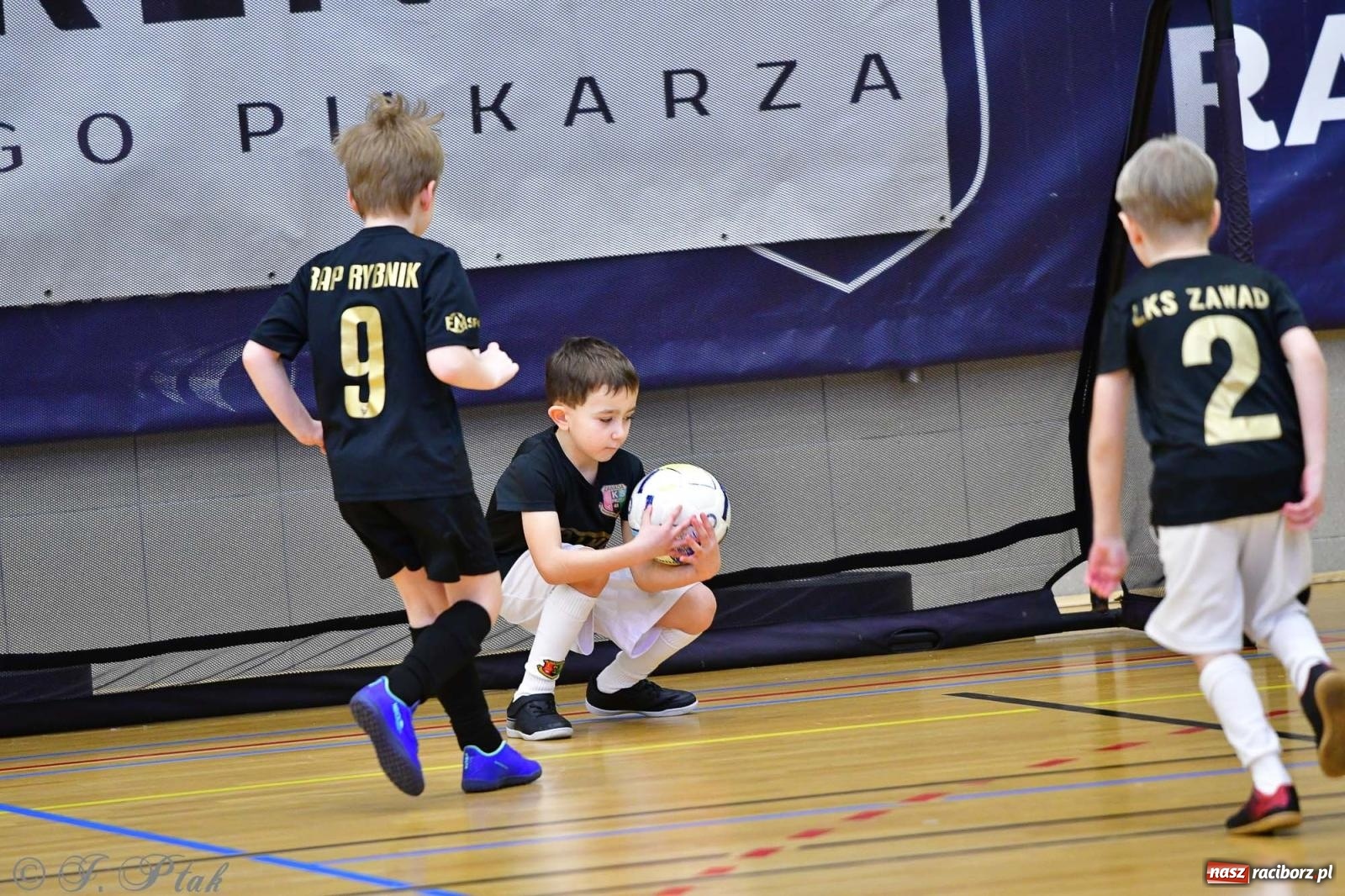 Zdjęcie w galerii na portalu naszraciborz.pl: Junior Futsal Cup. Zmagania skrzatów w hali OSiR Racibórz [FOTO] wiadomości z regionu