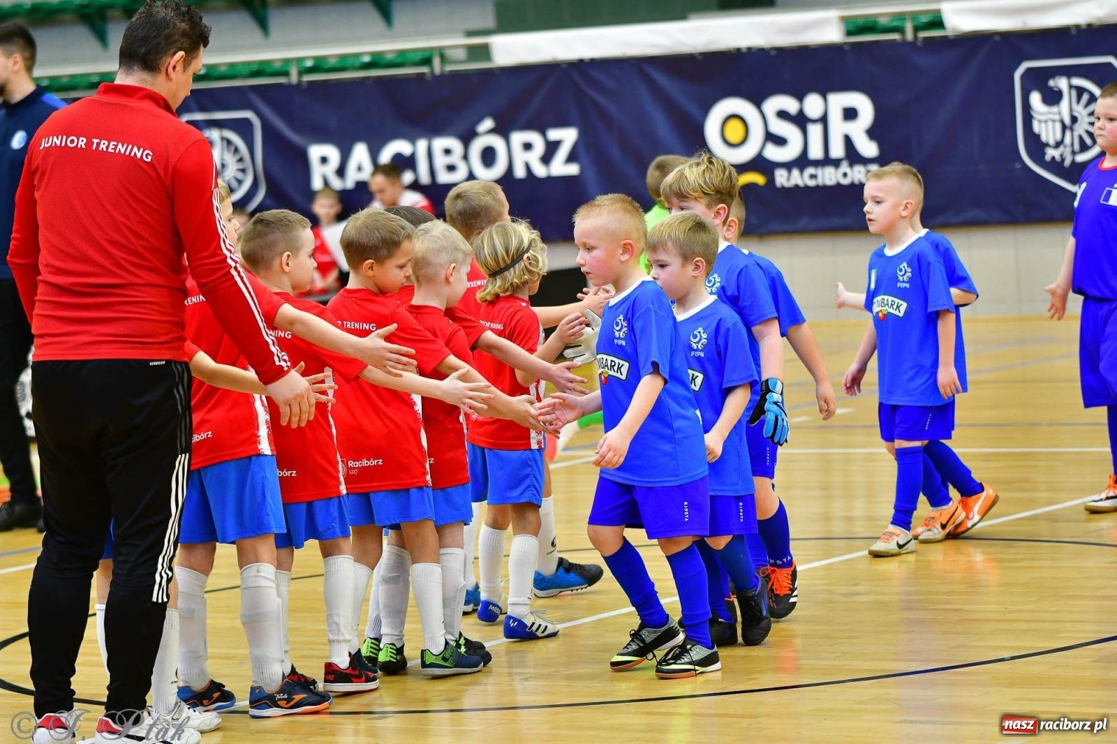 Zdjęcie w galerii na portalu naszraciborz.pl: Junior Futsal Cup. Zmagania skrzatów w hali OSiR Racibórz [FOTO] wiadomości z regionu