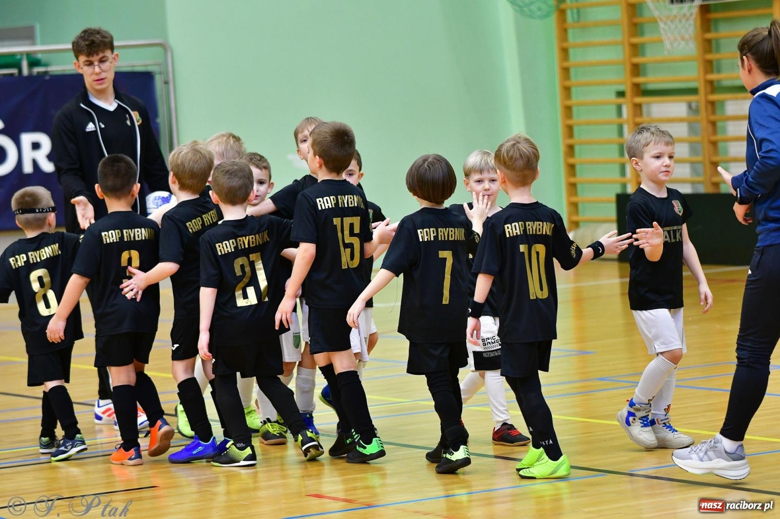 Zdjęcie w galerii na portalu naszraciborz.pl: Junior Futsal Cup. Zmagania skrzatów w hali OSiR Racibórz [FOTO] wiadomości z regionu