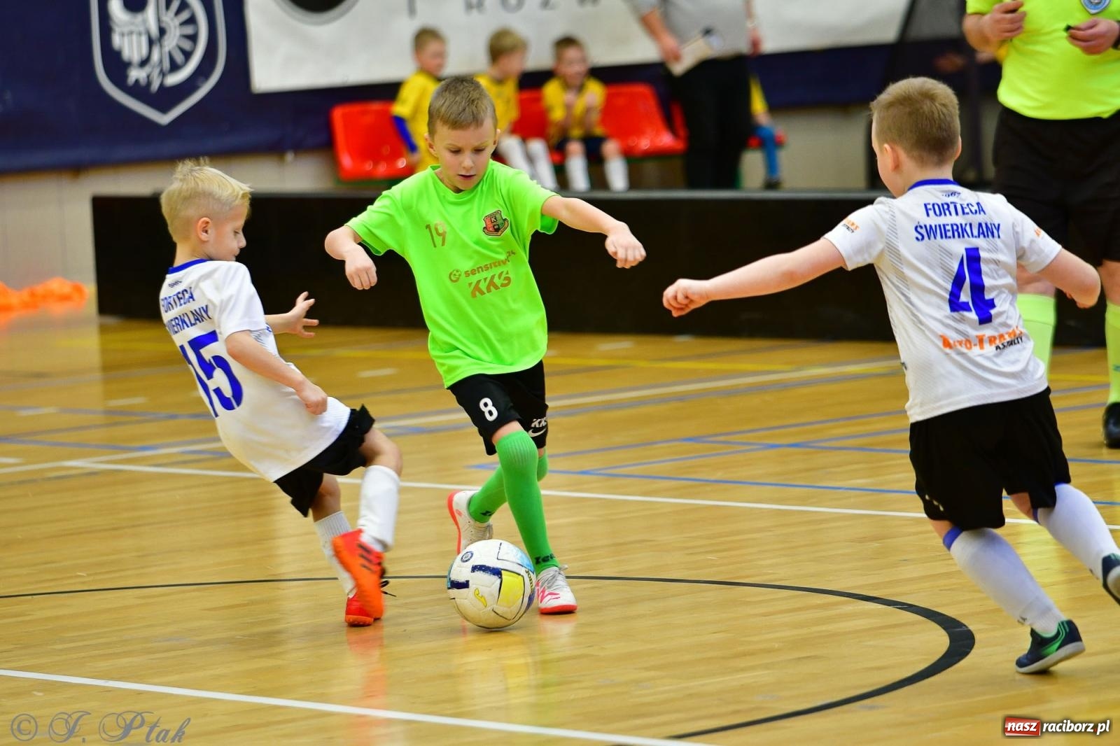 Zdjęcie w galerii na portalu naszraciborz.pl: Junior Futsal Cup. Zmagania skrzatów w hali OSiR Racibórz [FOTO] wiadomości z regionu