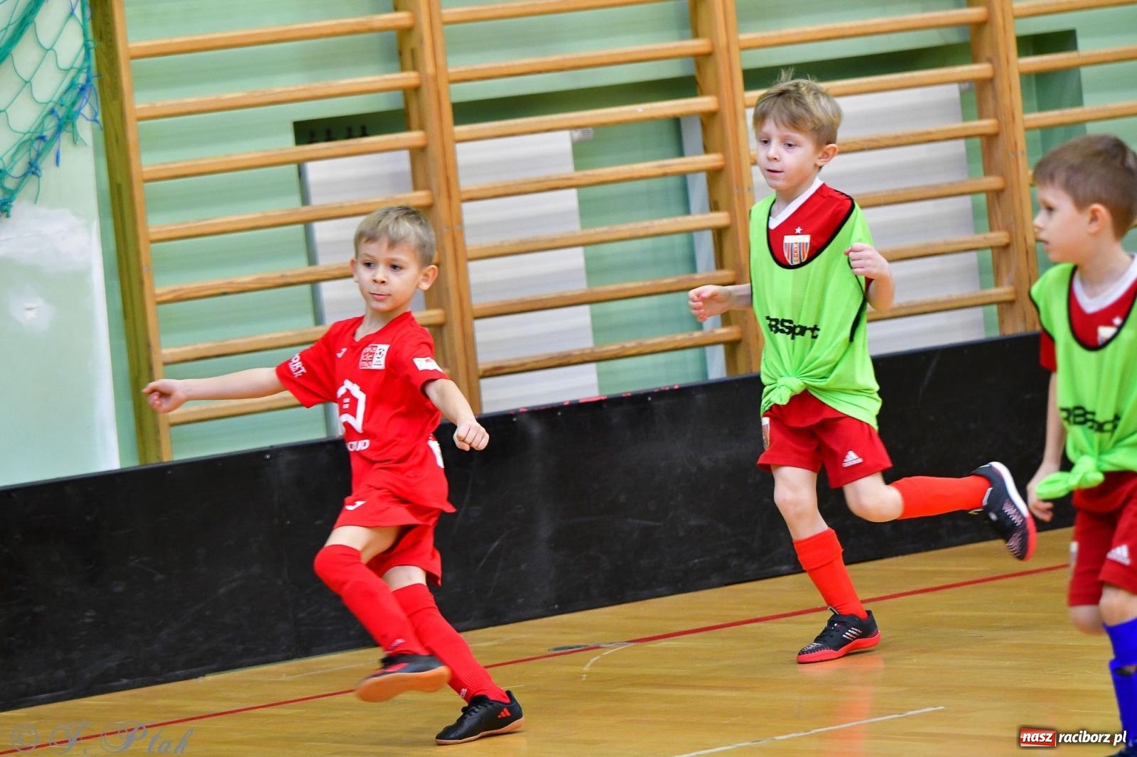Zdjęcie w galerii na portalu naszraciborz.pl: Junior Futsal Cup. Zmagania skrzatów w hali OSiR Racibórz [FOTO] wiadomości z regionu