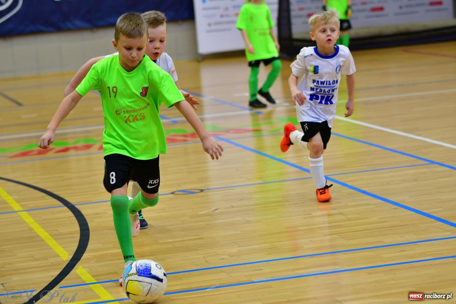 Zdjęcie w galerii na portalu naszraciborz.pl: Junior Futsal Cup. Zmagania skrzatów w hali OSiR Racibórz [FOTO] wiadomości z regionu