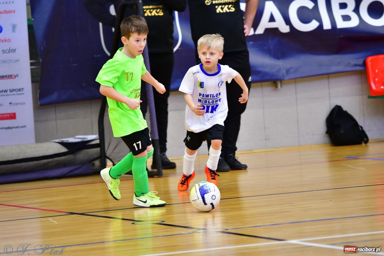 Zdjęcie w galerii na portalu naszraciborz.pl: Junior Futsal Cup. Zmagania skrzatów w hali OSiR Racibórz [FOTO] wiadomości z regionu