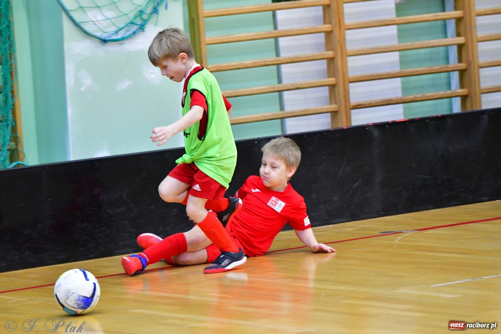 Zdjęcie w galerii na portalu naszraciborz.pl: Junior Futsal Cup. Zmagania skrzatów w hali OSiR Racibórz [FOTO] wiadomości z regionu