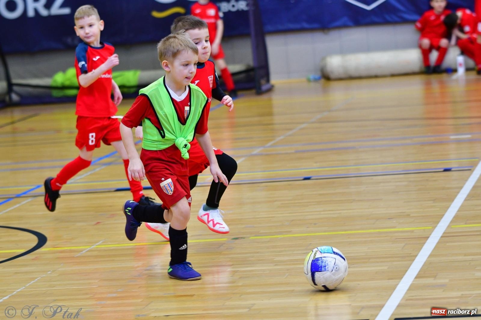 Zdjęcie w galerii na portalu naszraciborz.pl: Junior Futsal Cup. Zmagania skrzatów w hali OSiR Racibórz [FOTO] wiadomości z regionu