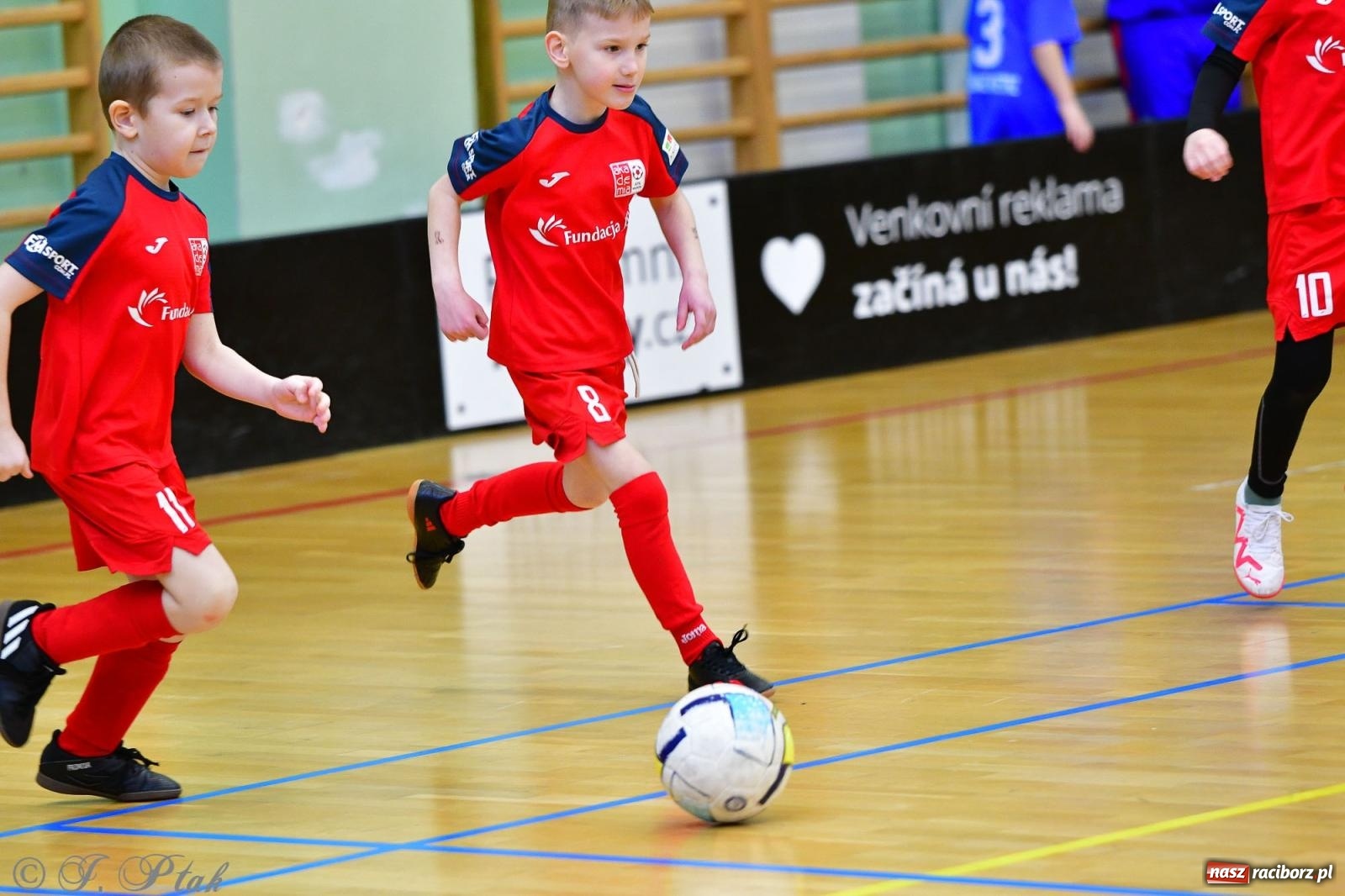 Zdjęcie w galerii na portalu naszraciborz.pl: Junior Futsal Cup. Zmagania skrzatów w hali OSiR Racibórz [FOTO] wiadomości z regionu